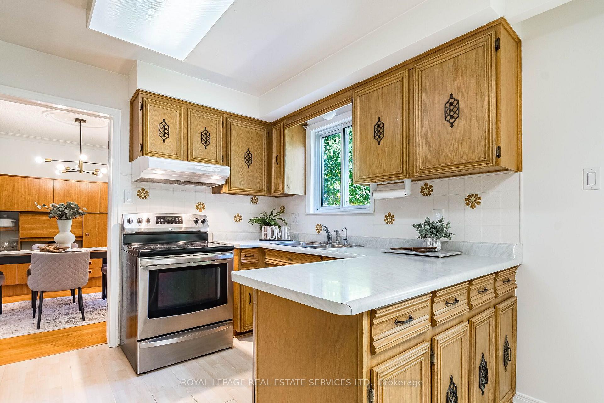 Photo 8 of 213 The Kingsway, Etobicoke, Edenbridge-Humber Valley — HOMEH