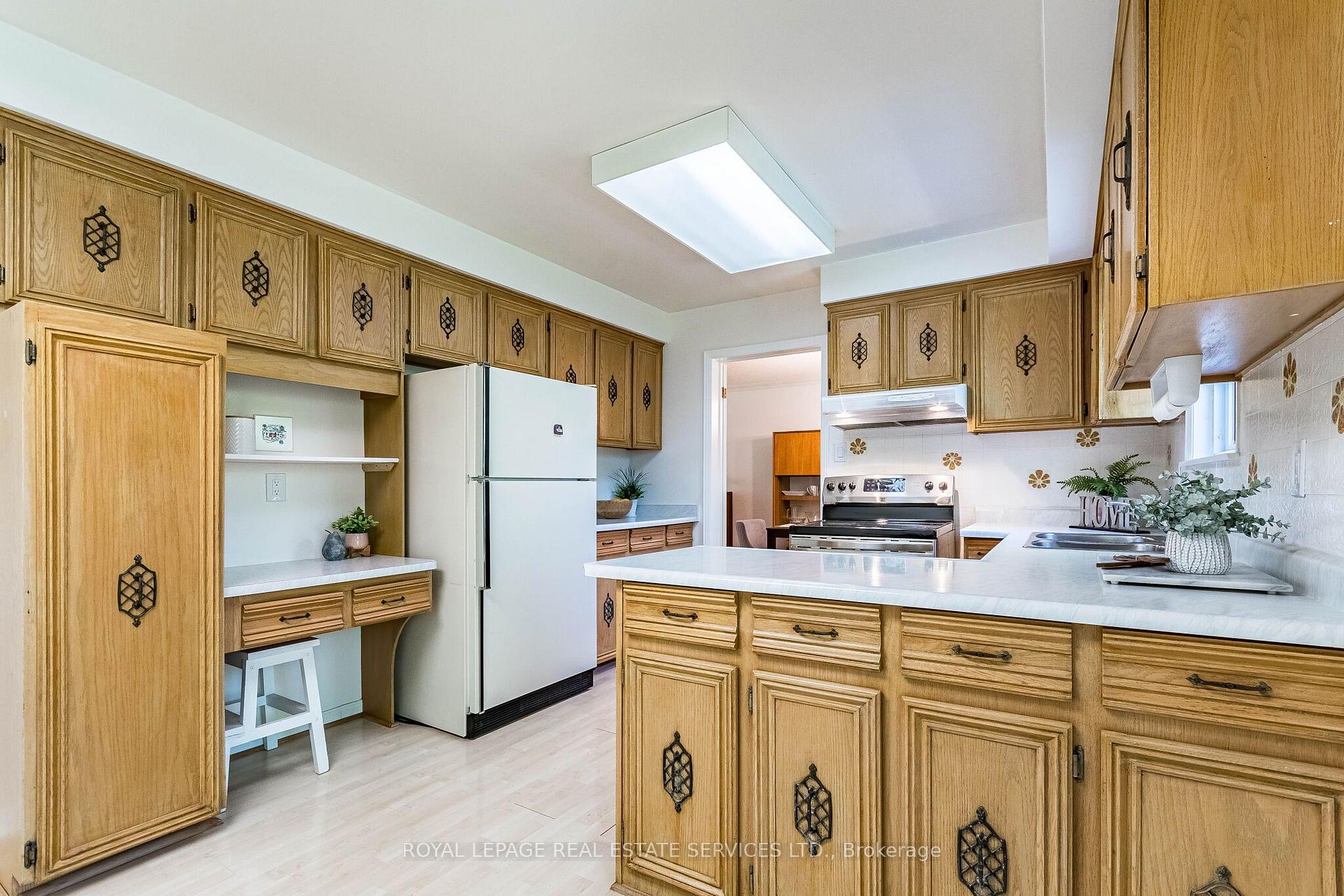 Photo 9 of 213 The Kingsway, Etobicoke, Edenbridge-Humber Valley — HOMEH