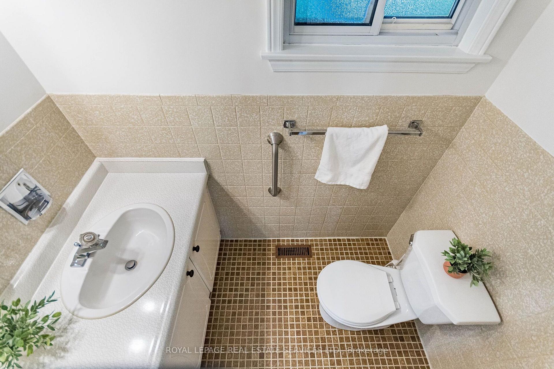 Photo 16 of 213 The Kingsway, Etobicoke, Edenbridge-Humber Valley — HOMEH