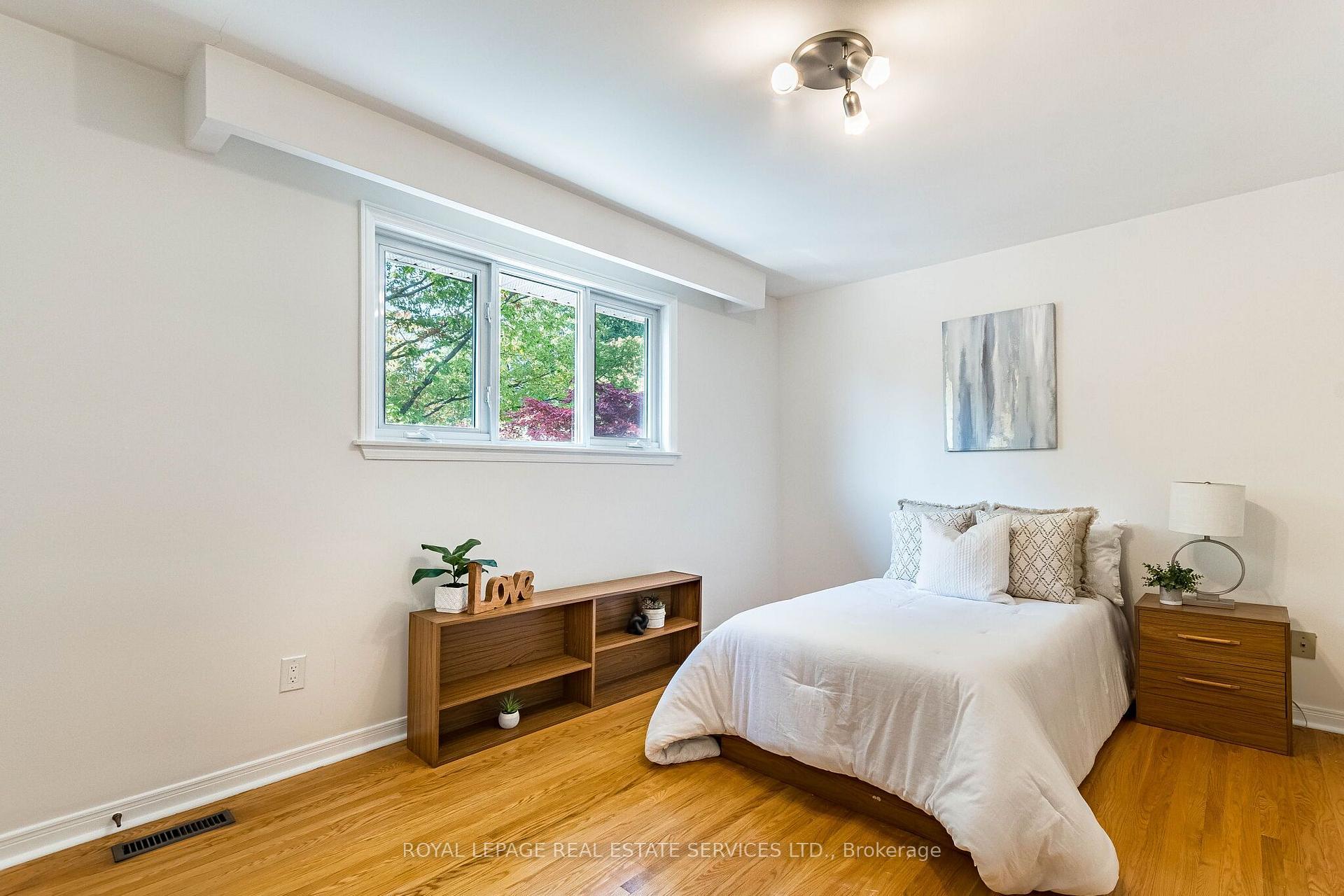 Photo 23 of 213 The Kingsway, Etobicoke, Edenbridge-Humber Valley — HOMEH