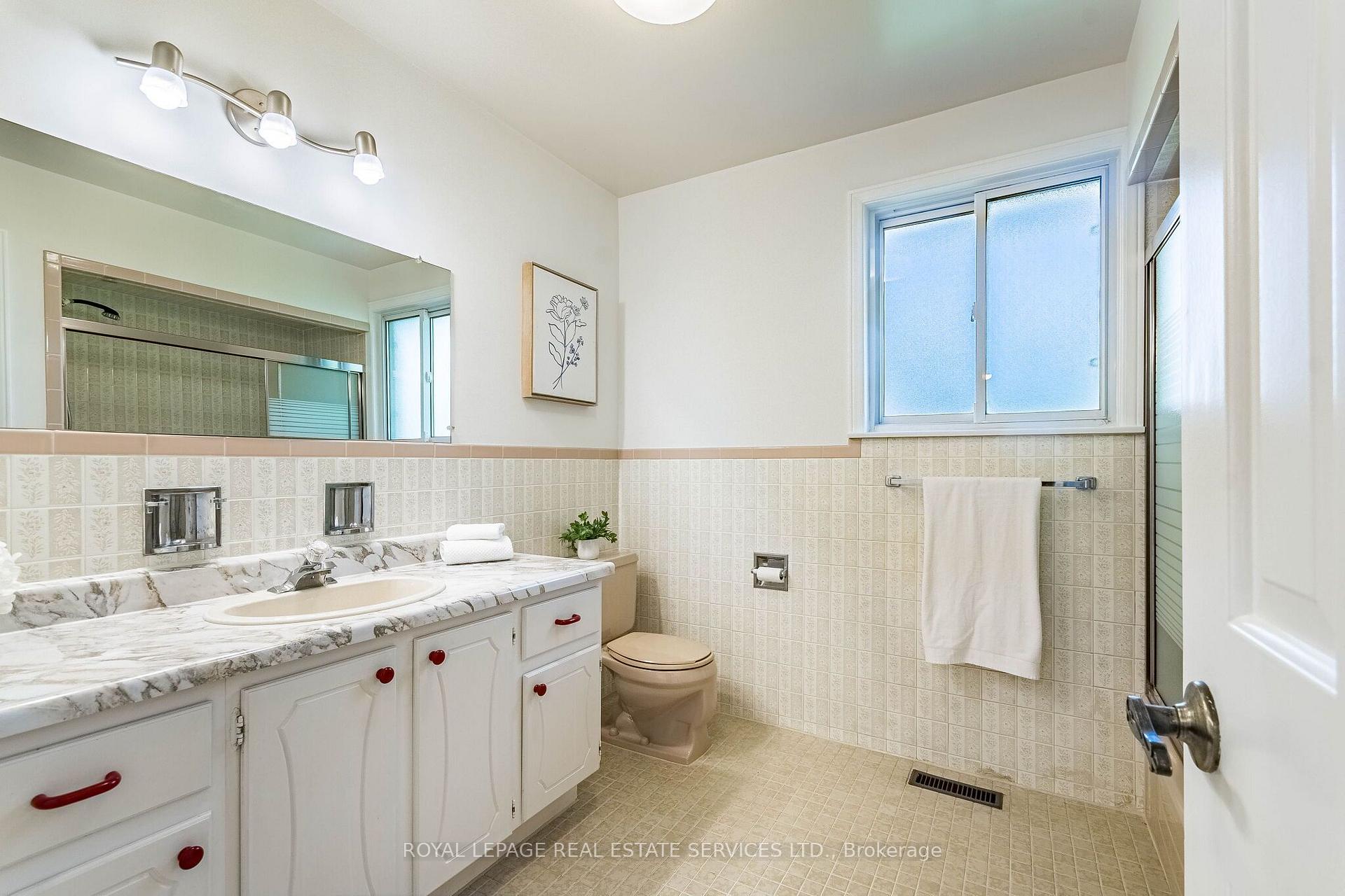 Photo 24 of 213 The Kingsway, Etobicoke, Edenbridge-Humber Valley — HOMEH