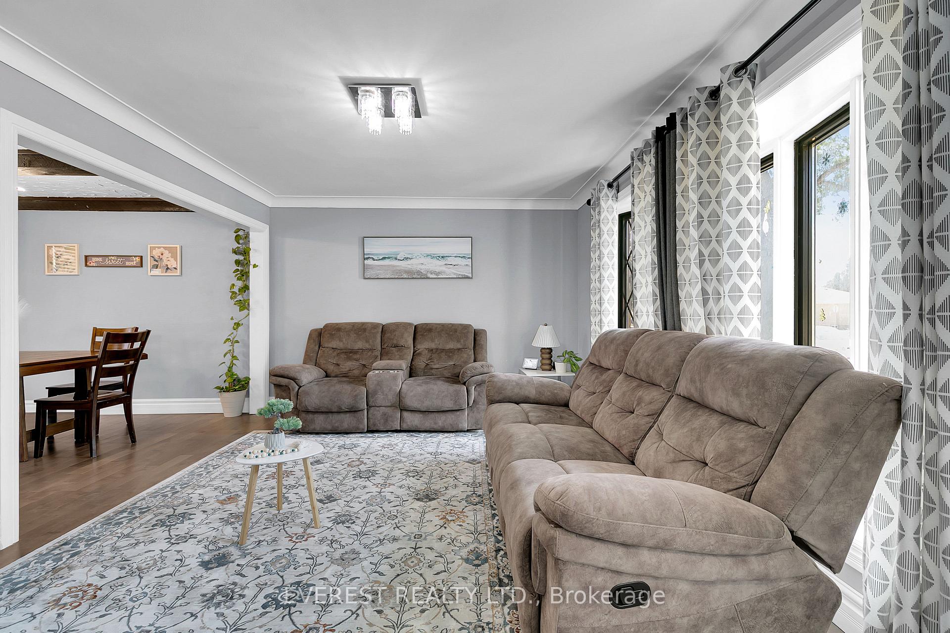 Photo 5 of 3992 Longfellow Avenue, Windsor, Roseland West — HOMEH