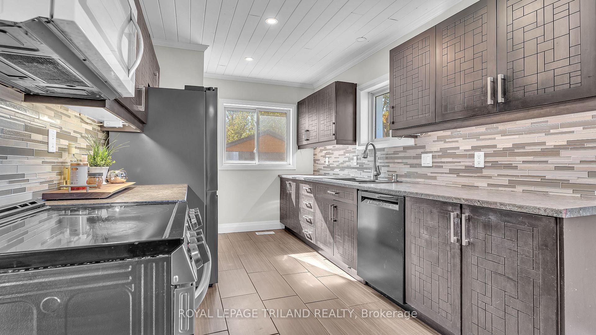 Photo 5 of 205 Erie Street, St. Thomas — HOMEH