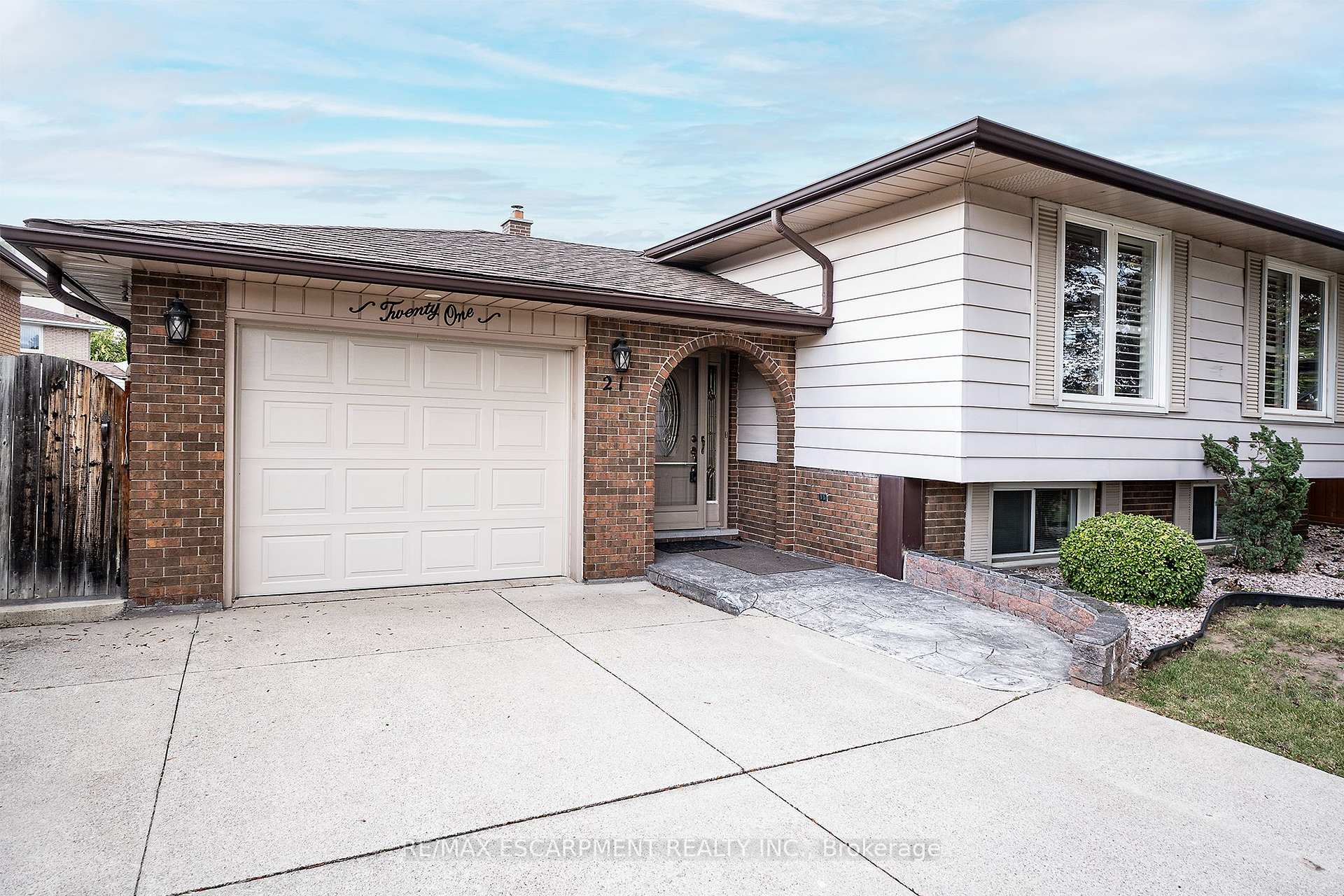 Photo 2 of 21 Green Forest Drive, Hamilton, Stoney Creek — HOMEH