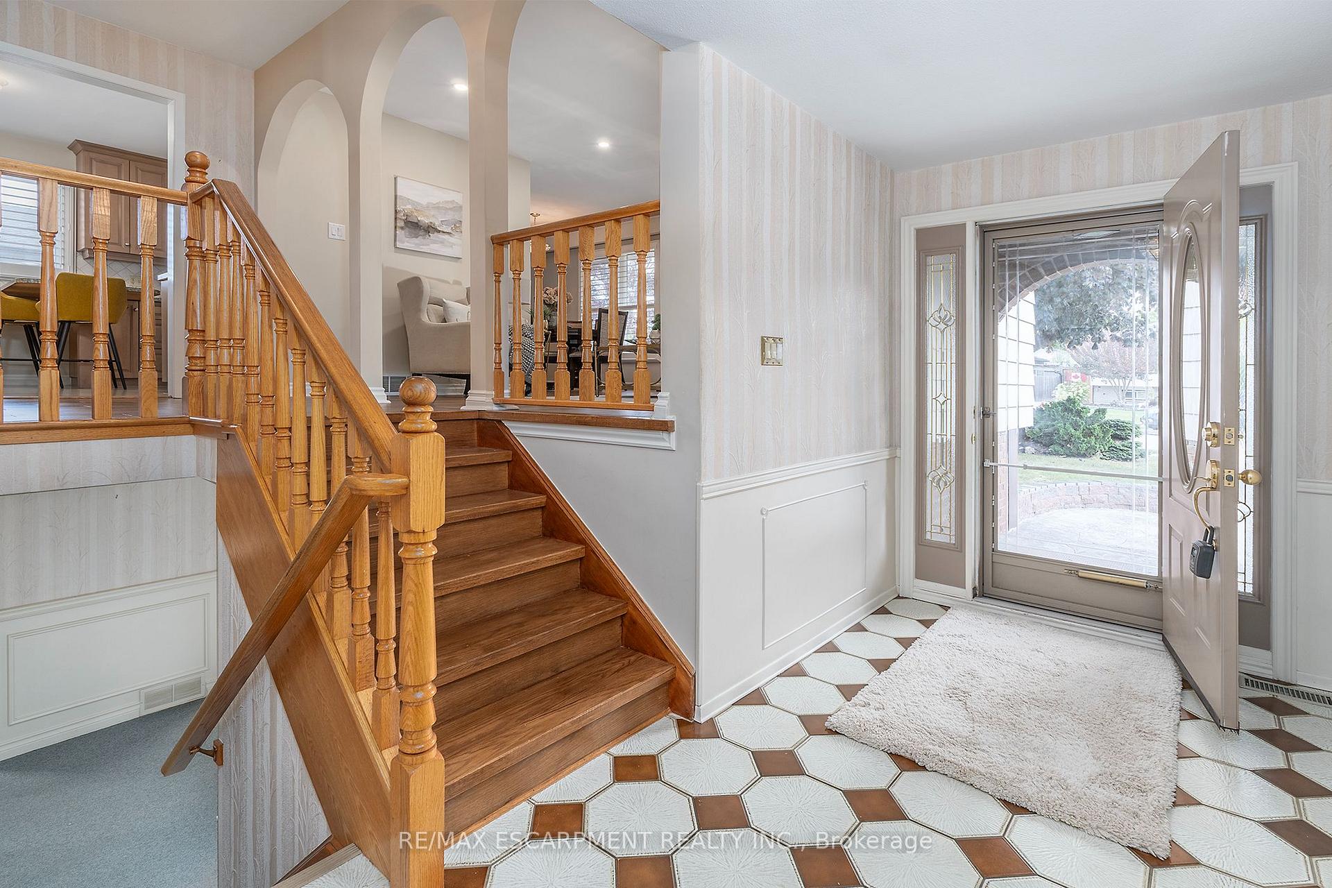Photo 4 of 21 Green Forest Drive, Hamilton, Stoney Creek — HOMEH