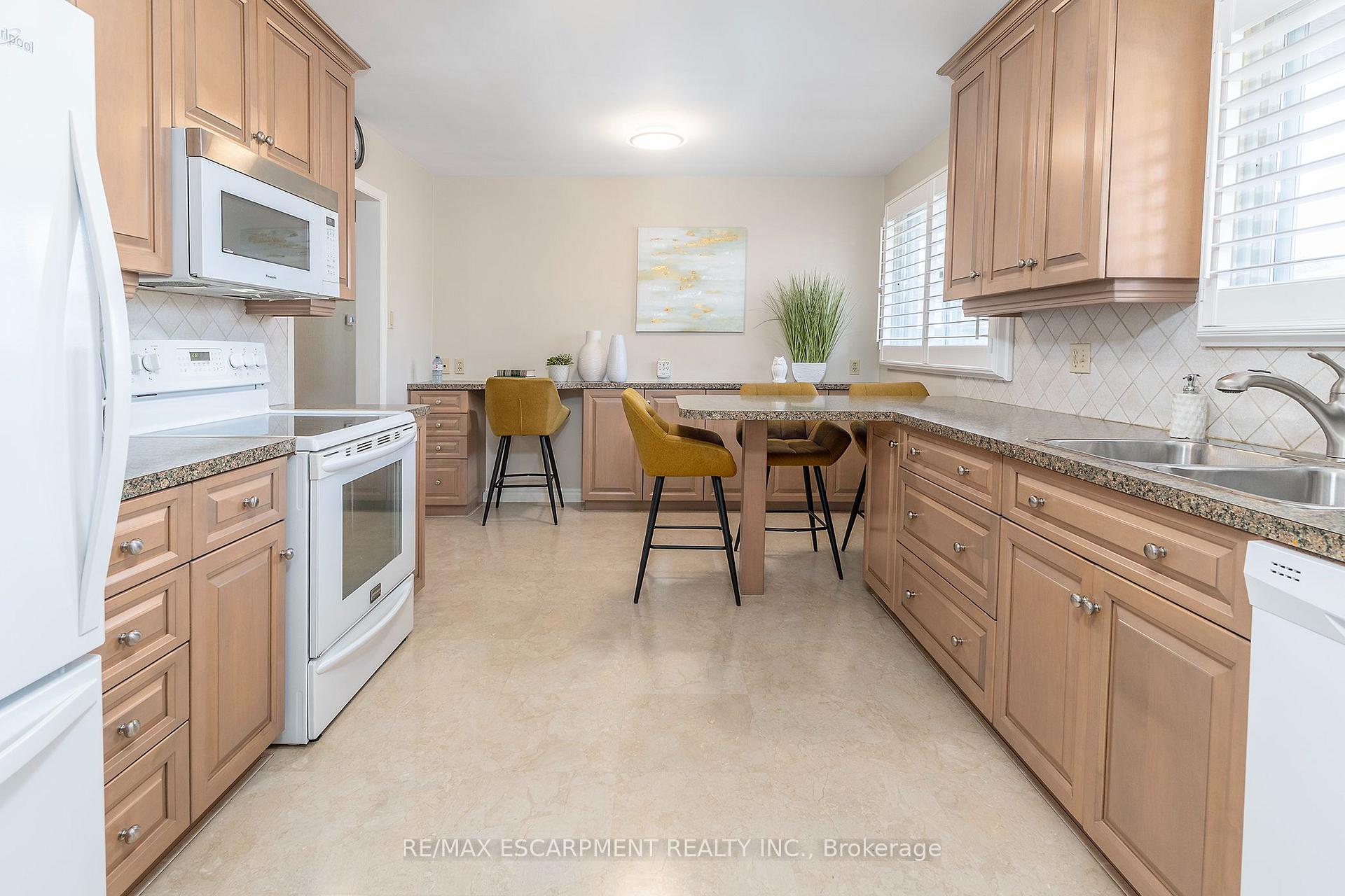 Photo 10 of 21 Green Forest Drive, Hamilton, Stoney Creek — HOMEH