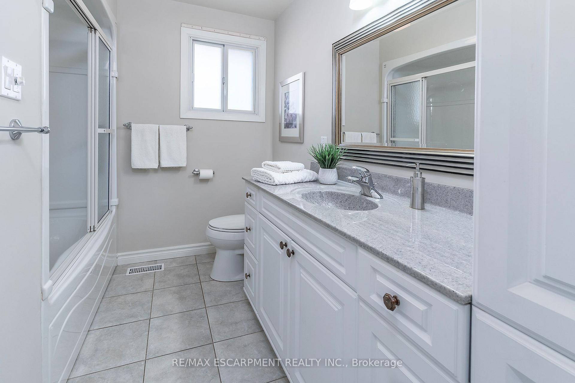 Photo 13 of 21 Green Forest Drive, Hamilton, Stoney Creek — HOMEH