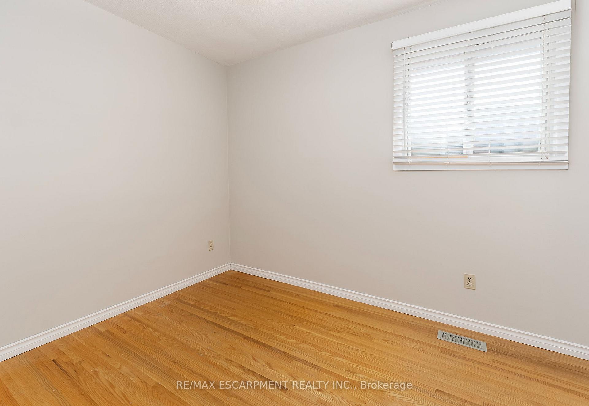 Photo 14 of 21 Green Forest Drive, Hamilton, Stoney Creek — HOMEH