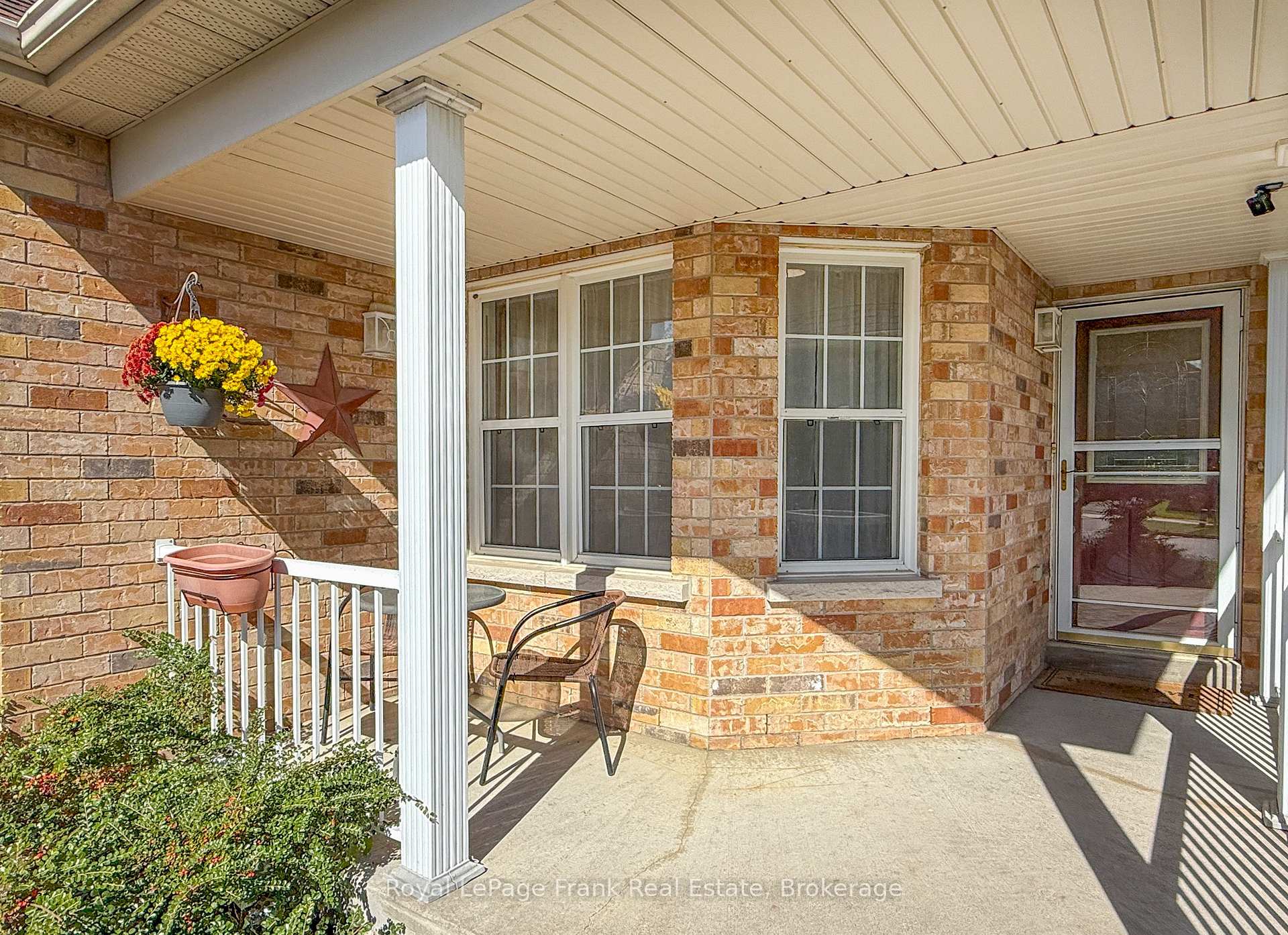 Photo 5 of 217 Cornish Drive, Clarington, Courtice — HOMEH