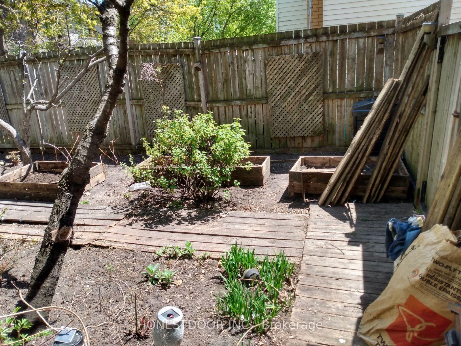 Photo 2 of 303 Lacasse Avenue, Ottawa, Vanier — HOMEH