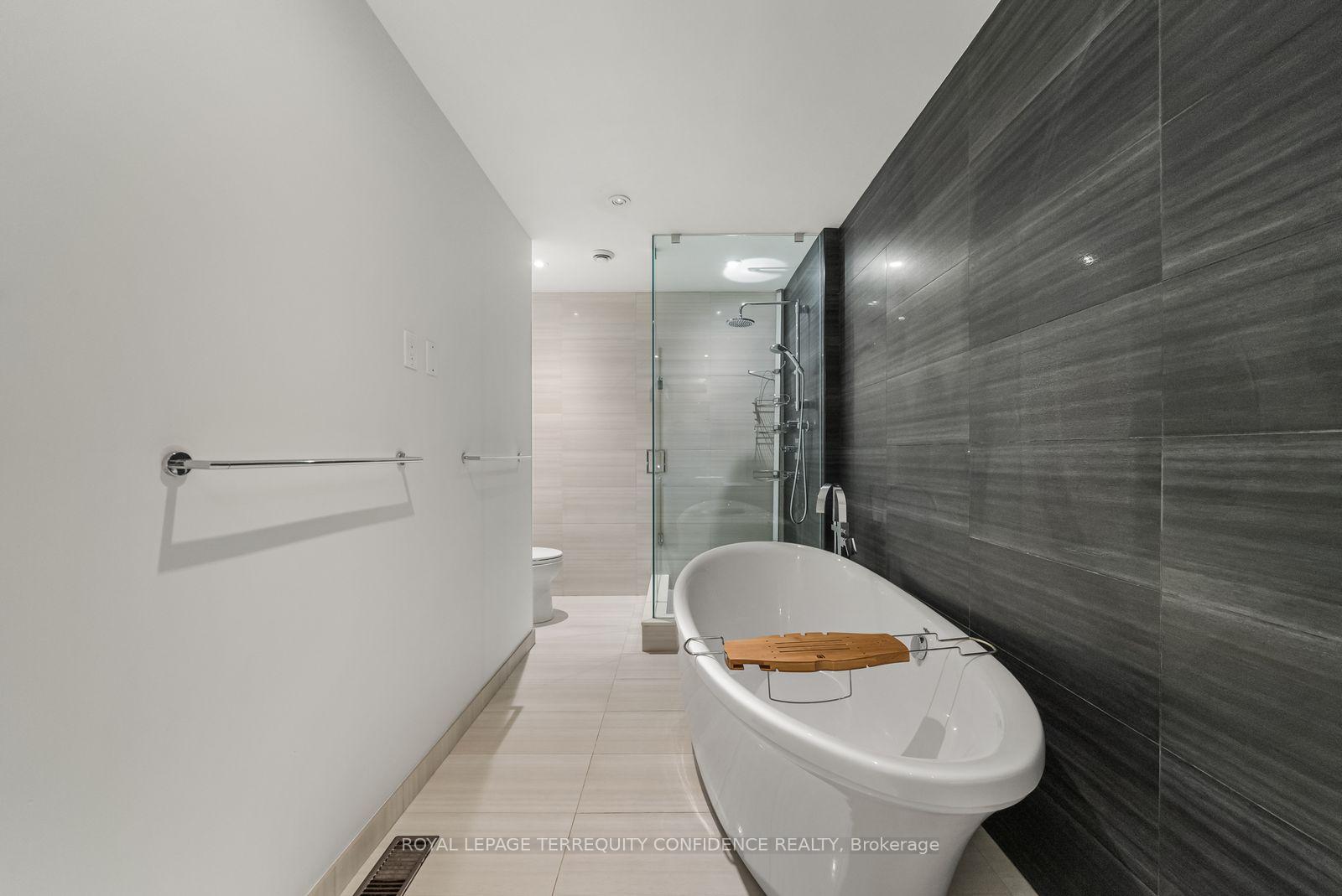 Photo 20 of 36 Sutcliffe Drive, North York, Bayview Village — HOMEH