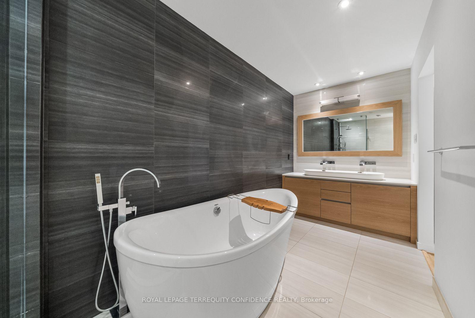 Photo 21 of 36 Sutcliffe Drive, North York, Bayview Village — HOMEH
