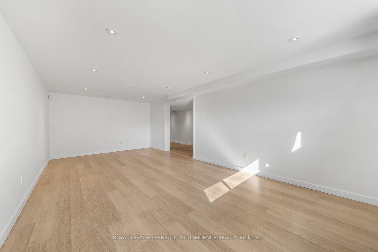 Photo 24 of 36 Sutcliffe Drive, North York, Bayview Village — HOMEH