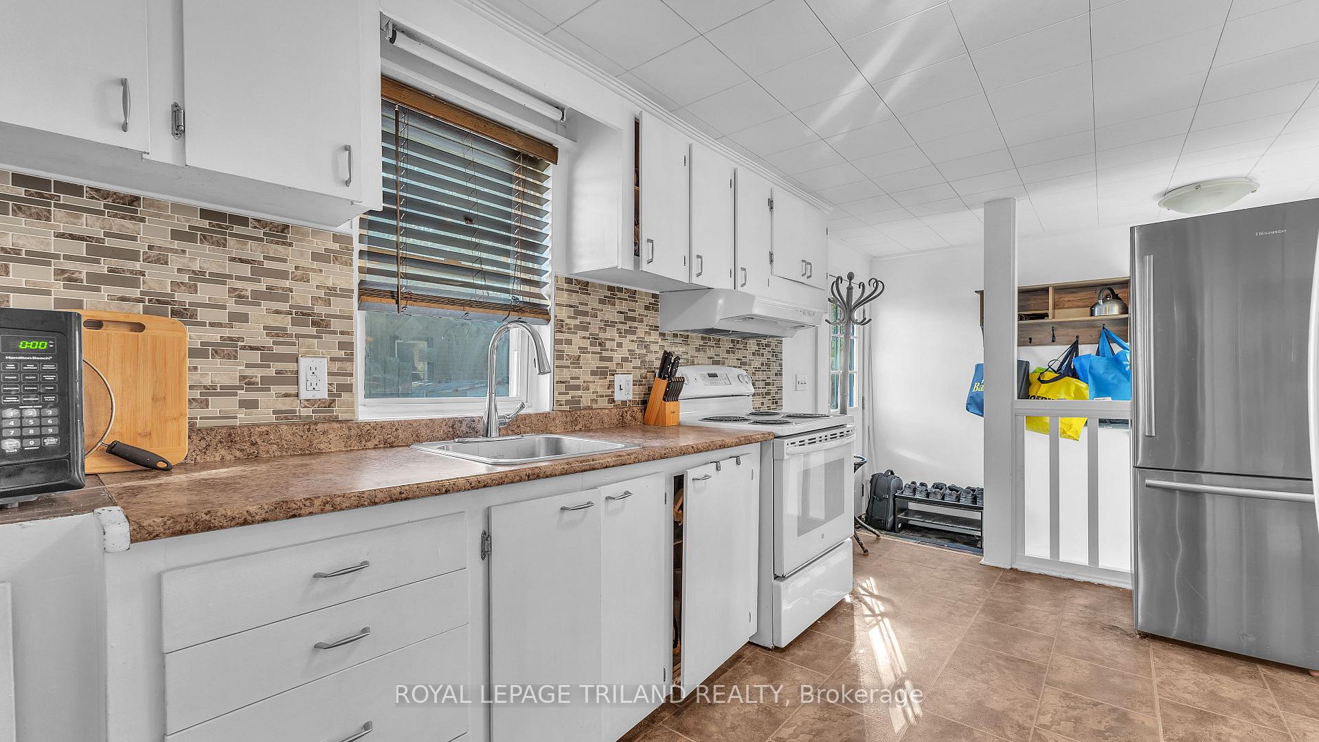 Photo 11 of 541 Nelson Street, London, East K — HOMEH