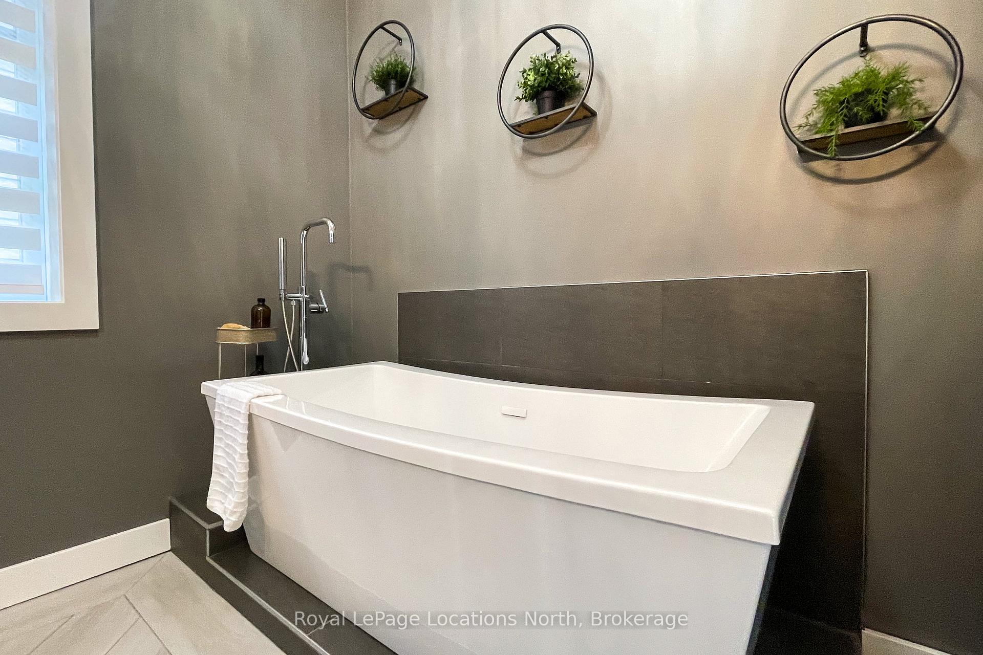 Photo 24 of 30 Gordon Crescent, Meaford — HOMEH