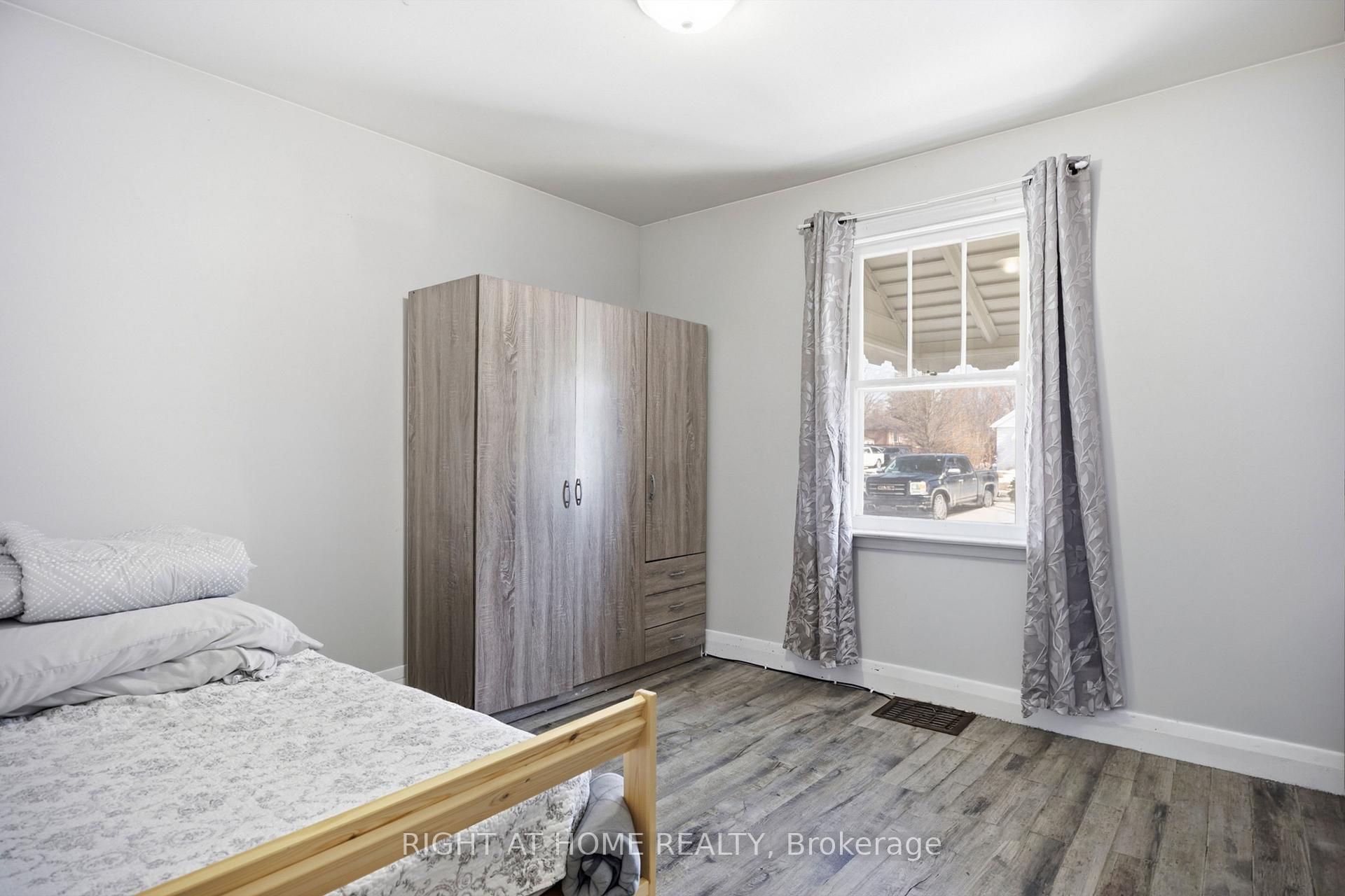 Photo 11 of 151 Hale Street, London, East O — HOMEH