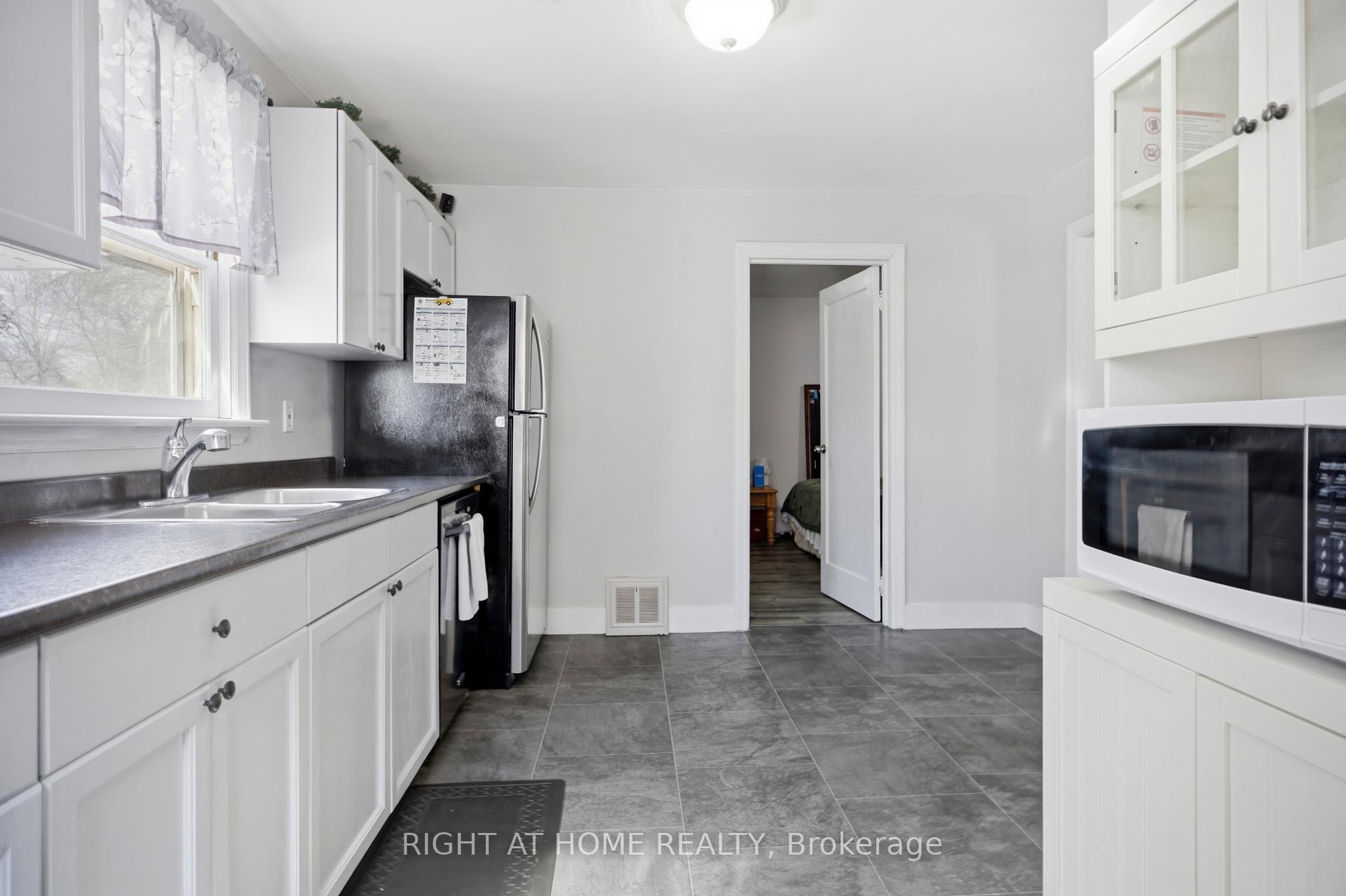 Photo 14 of 151 Hale Street, London, East O — HOMEH