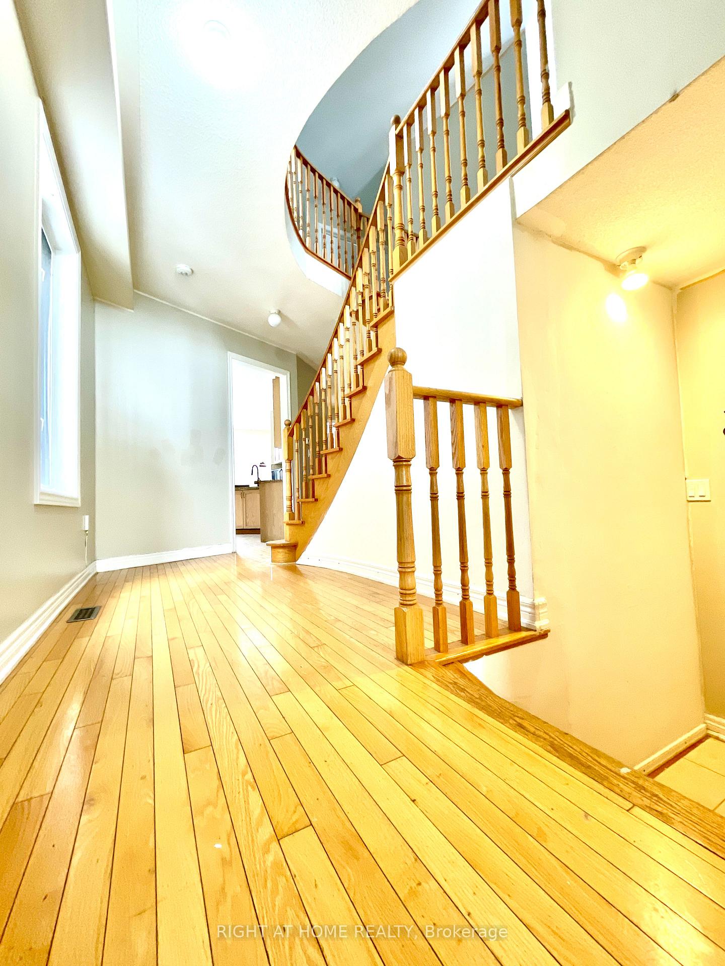 Photo 2 of Unit A, 10 Vanderbrink Drive, Brampton, Sandringham-Wellington — HOMEH