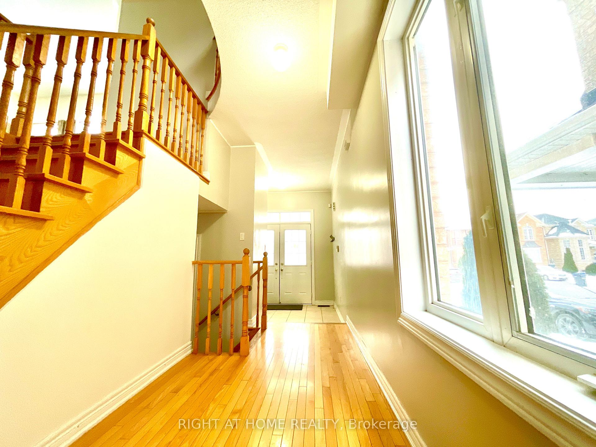Photo 3 of Unit A, 10 Vanderbrink Drive, Brampton, Sandringham-Wellington — HOMEH