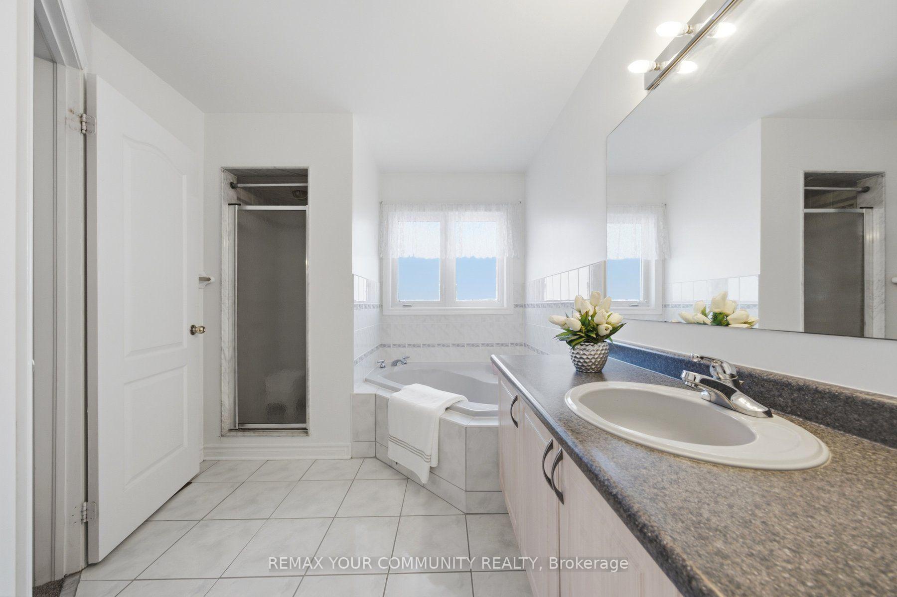 Photo 14 of 4 Daniel Reaman Crescent, Vaughan, Patterson — HOMEH