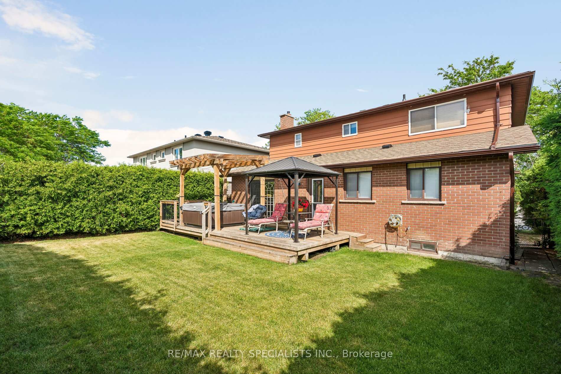 Photo 3 of 46 Linkdale Road, Brampton, Brampton North — HOMEH