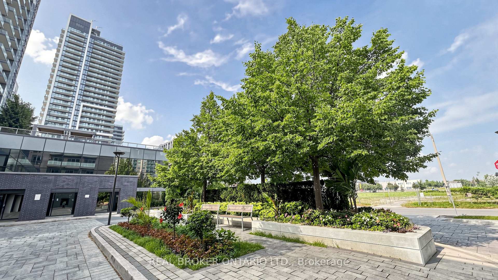 Photo 3 of Unit 801, 55 Oneida Crescent, Richmond Hill, Langstaff — HOMEH