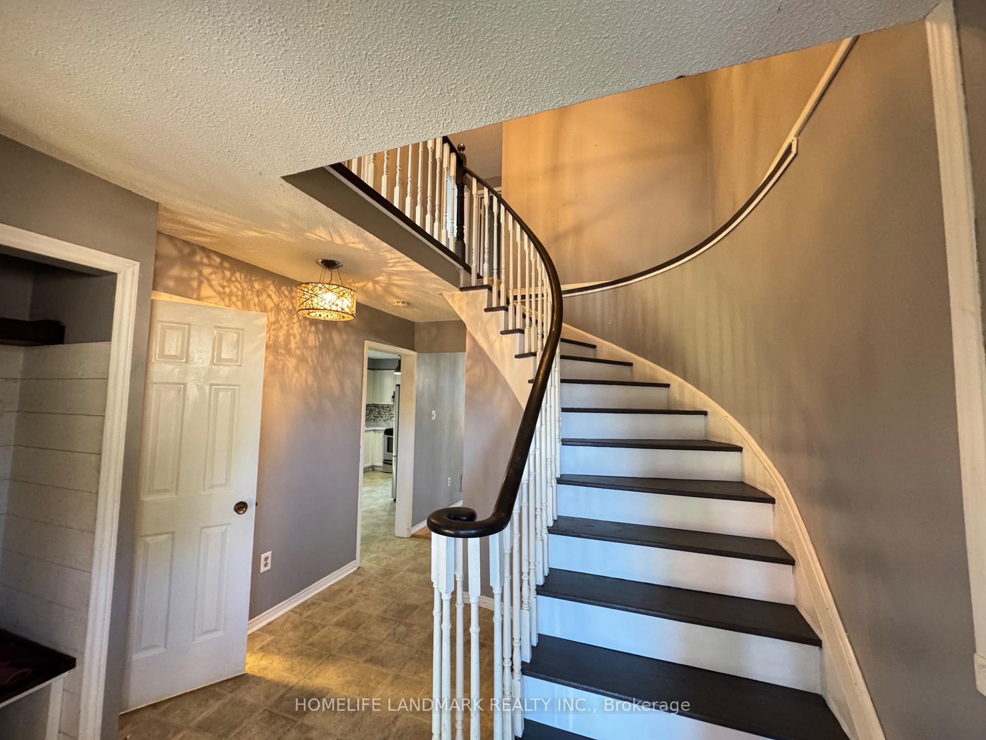 Photo 3 of 23 Wallace Drive, Barrie, Northwest — HOMEH