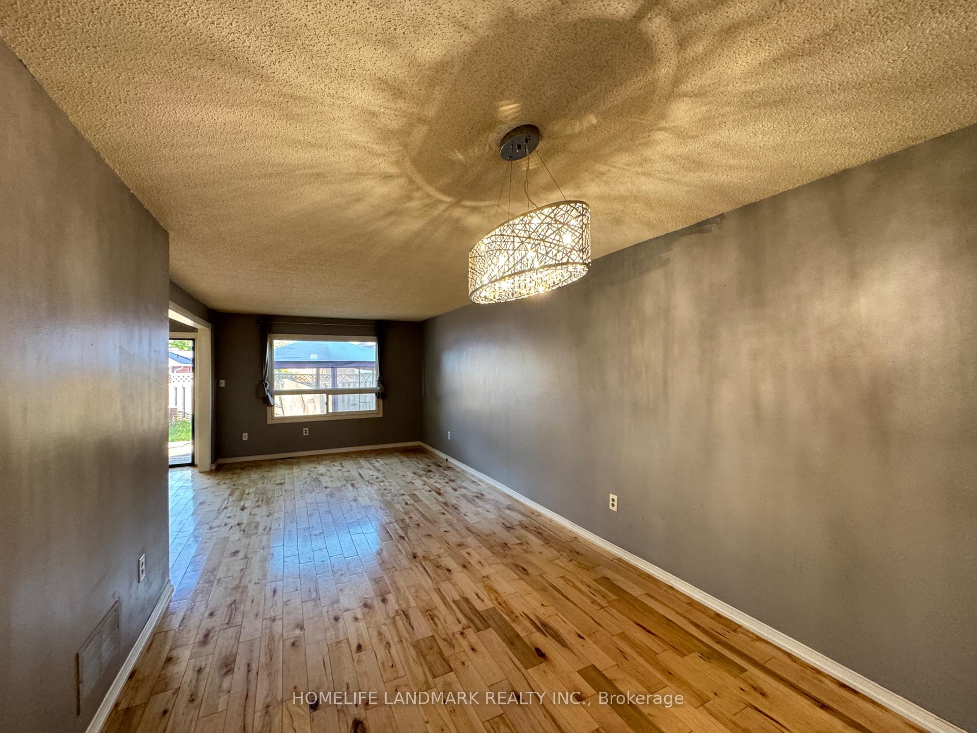 Photo 7 of 23 Wallace Drive, Barrie, Northwest — HOMEH