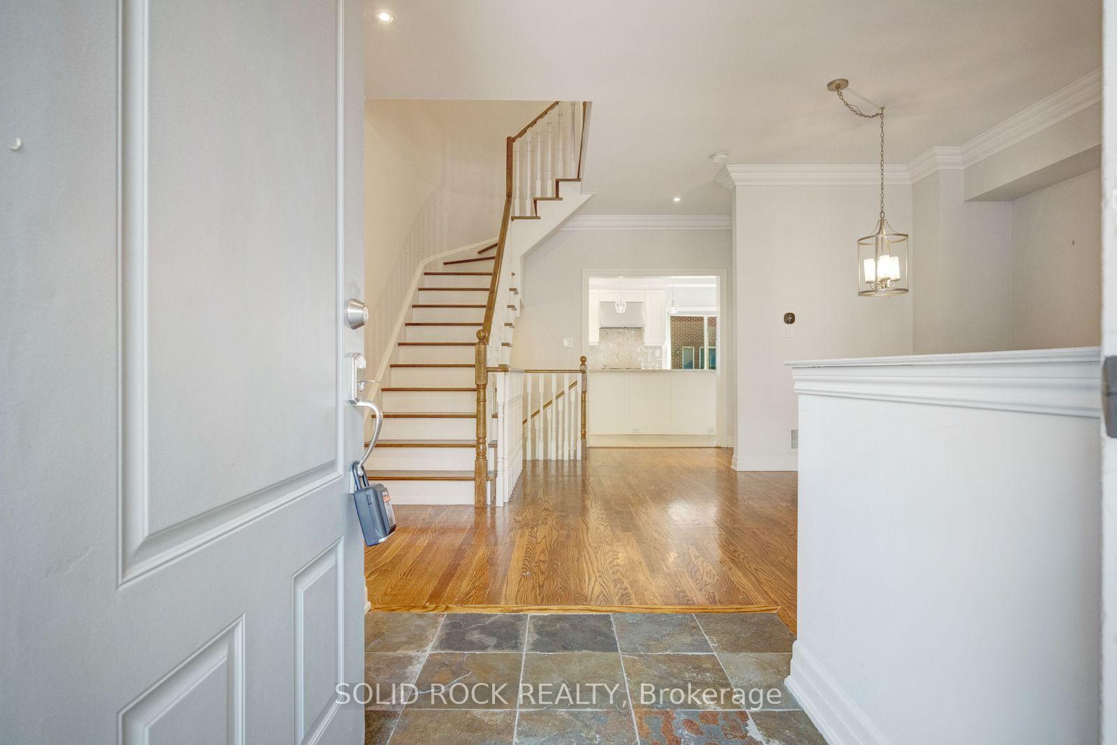 Photo 3 of 13 Compass Way, Mississauga, Port Credit — HOMEH