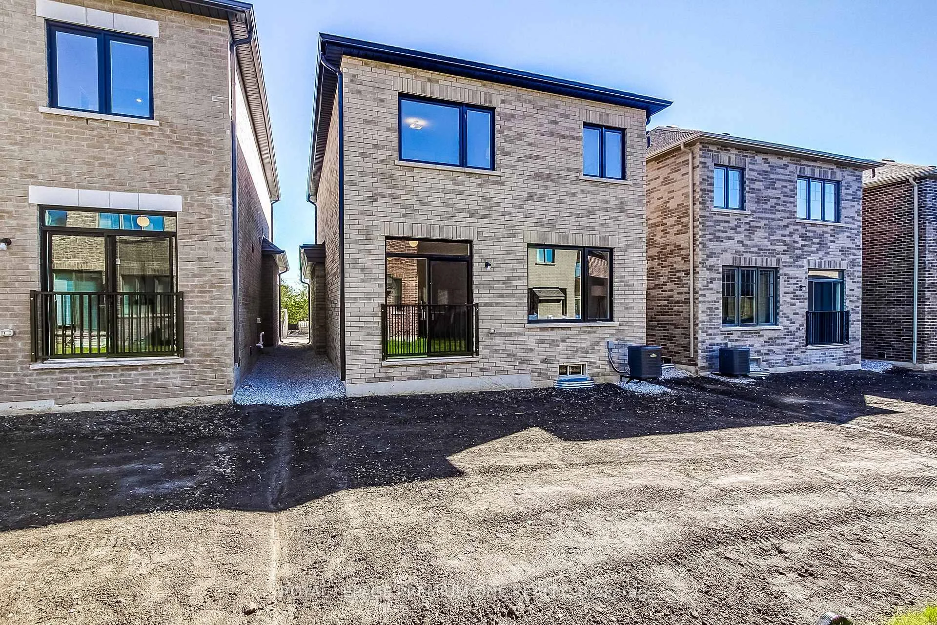 Photo 32 of 849 Hickory Crescent, Milton, Cobban — HOMEH