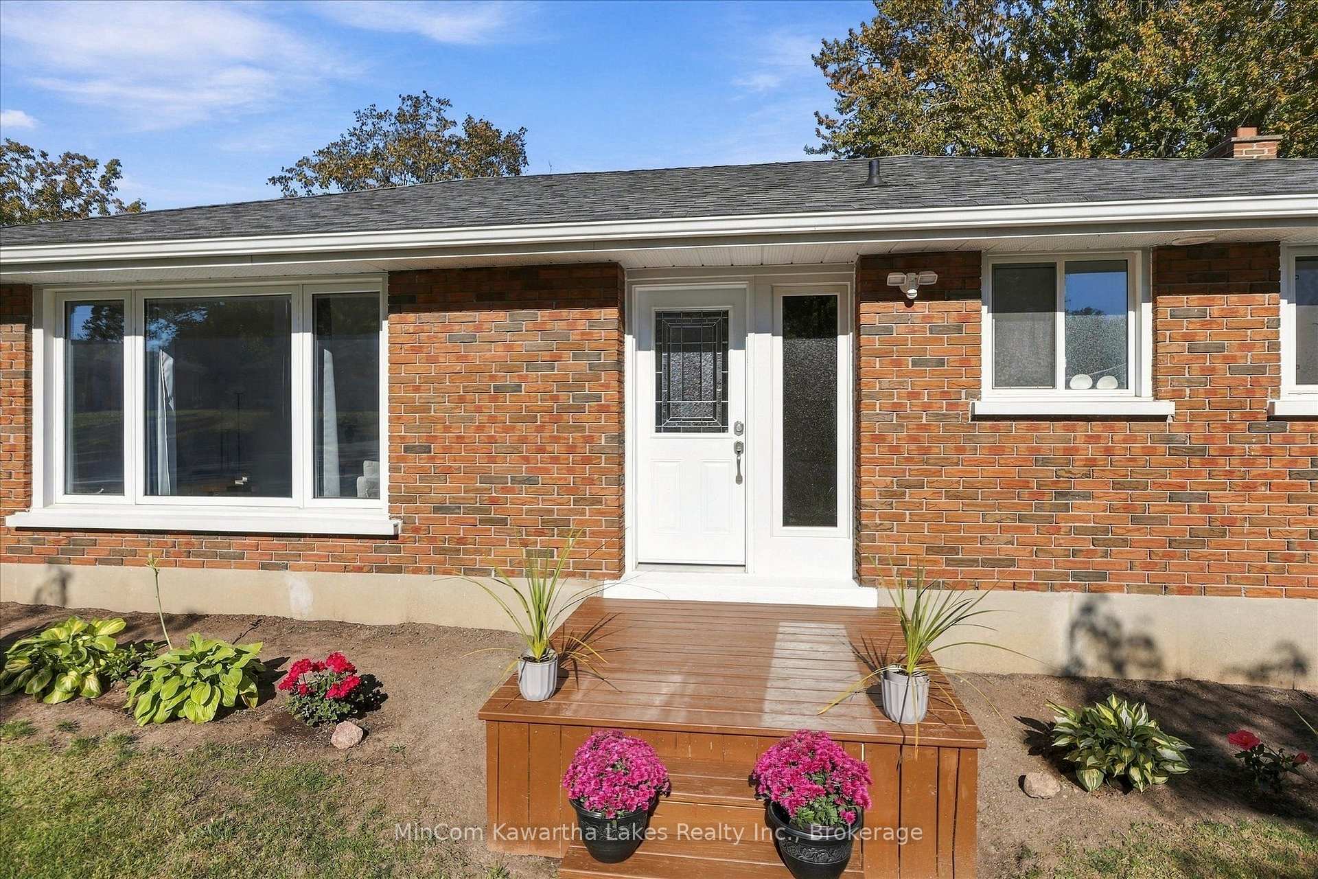 Photo 3 of 398 Applegrove Avenue, Peterborough, Northcrest Ward 5 — HOMEH
