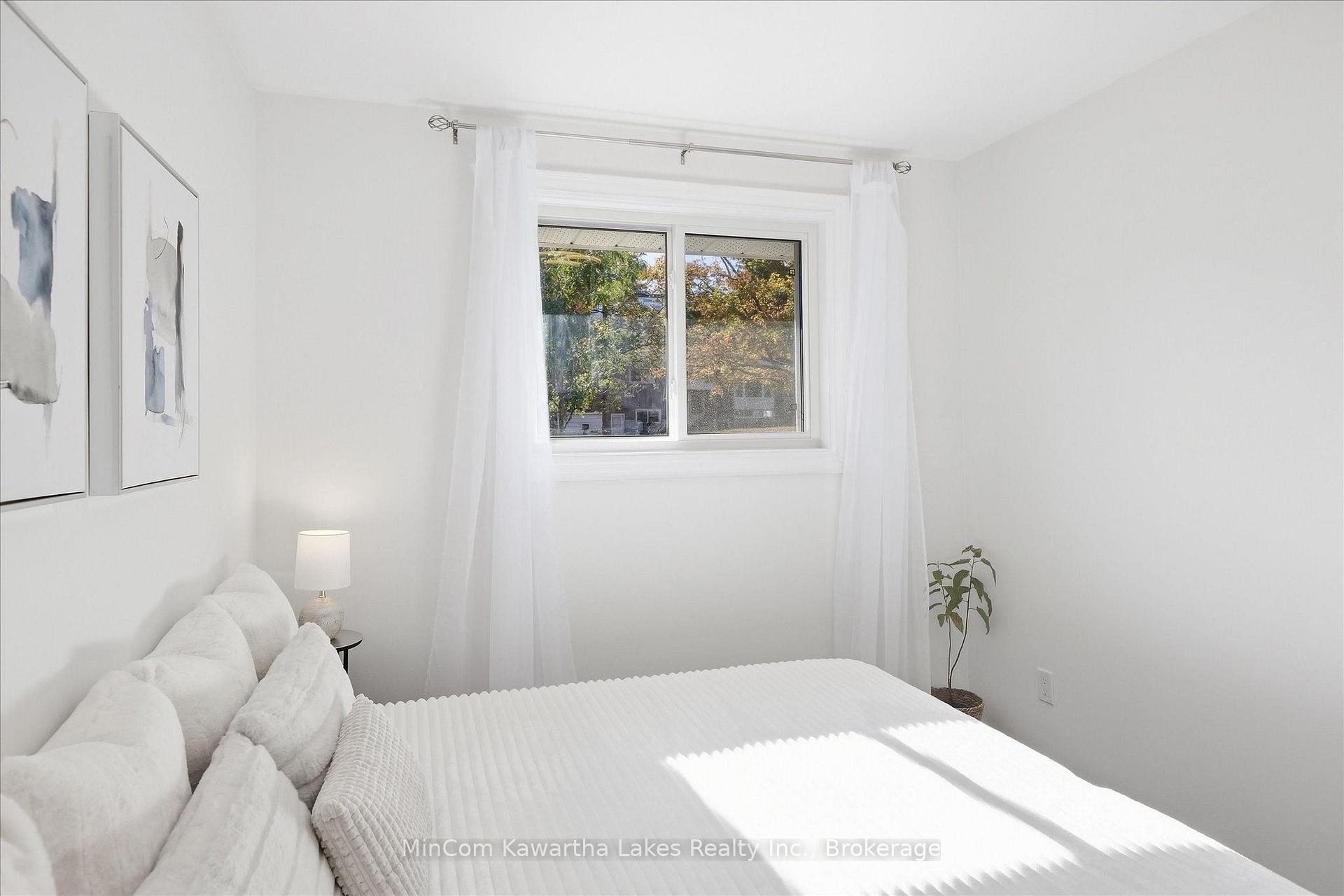 Photo 18 of 398 Applegrove Avenue, Peterborough, Northcrest Ward 5 — HOMEH