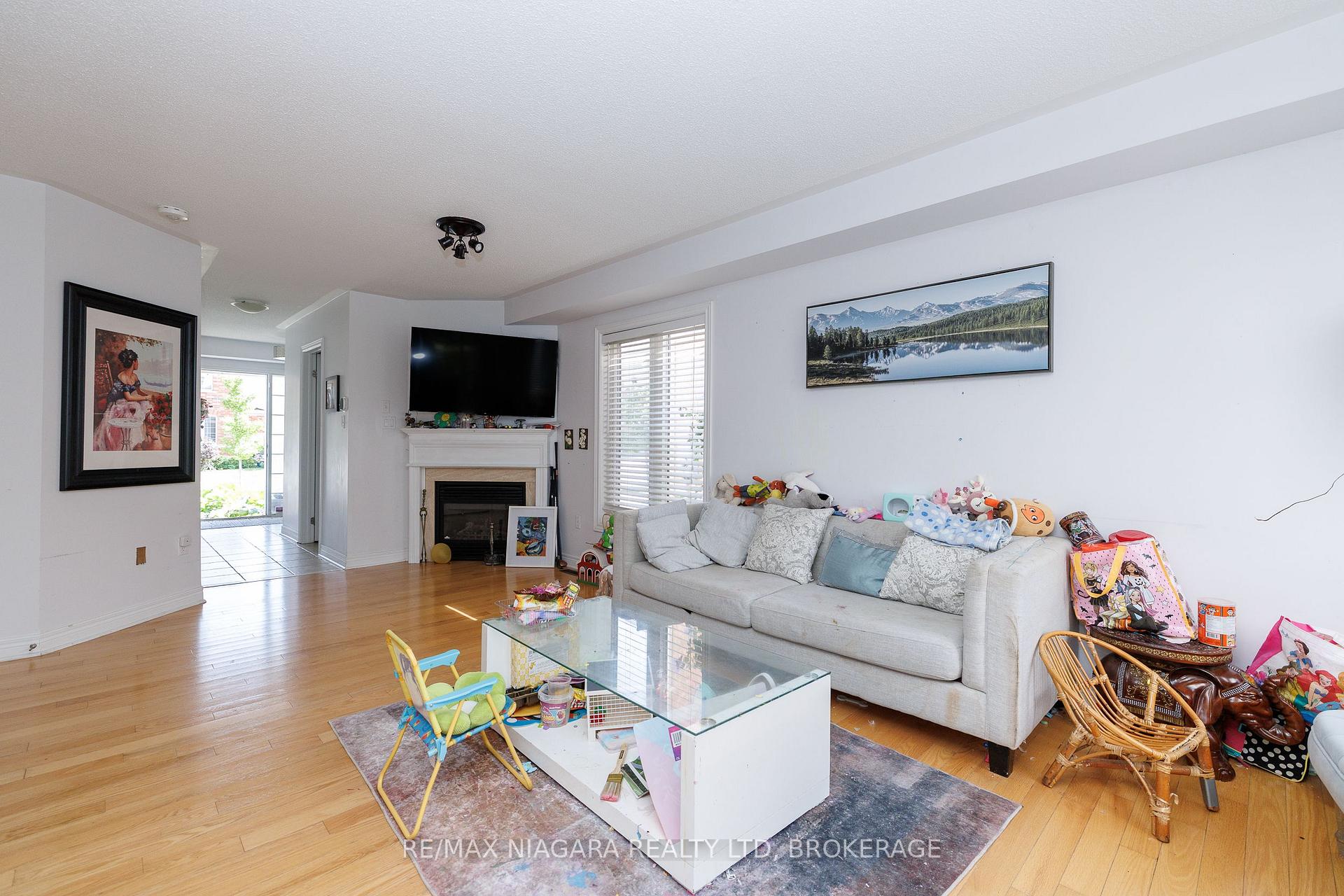 Photo 5 of 33 Colonel Lyall Street, St. Catharines, Secord Woods — HOMEH