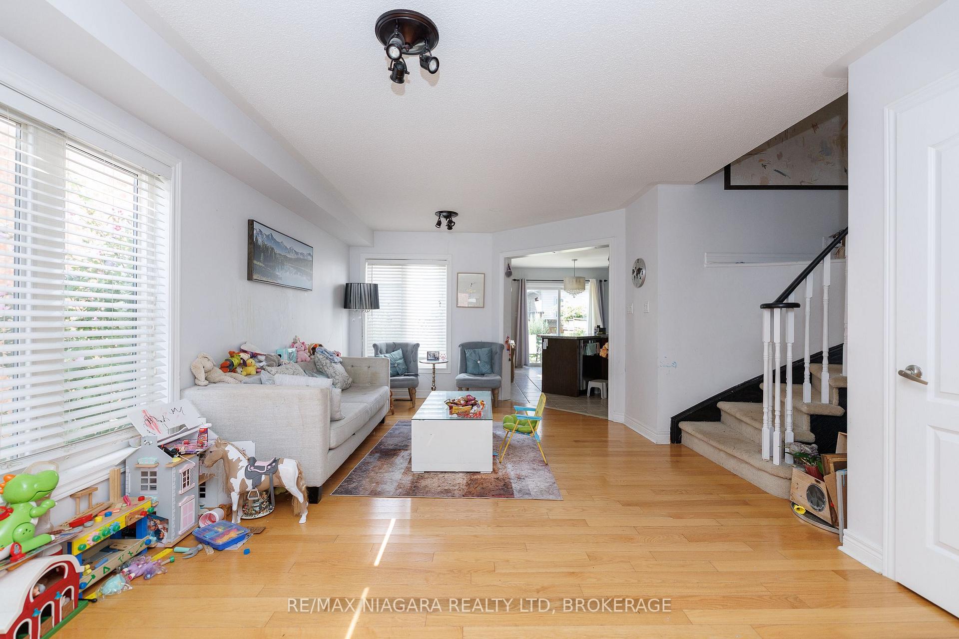 Photo 7 of 33 Colonel Lyall Street, St. Catharines, Secord Woods — HOMEH