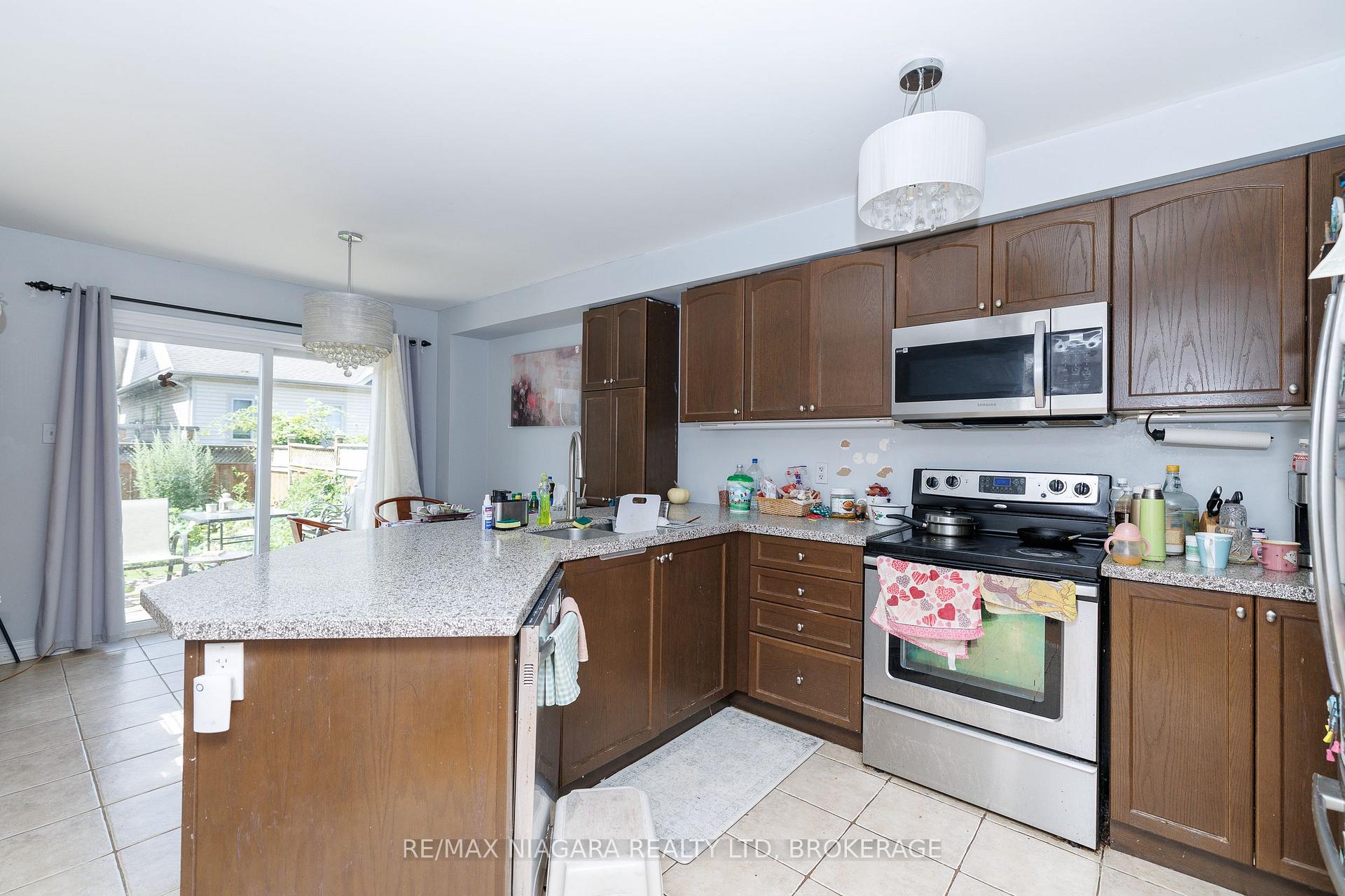 Photo 9 of 33 Colonel Lyall Street, St. Catharines, Secord Woods — HOMEH