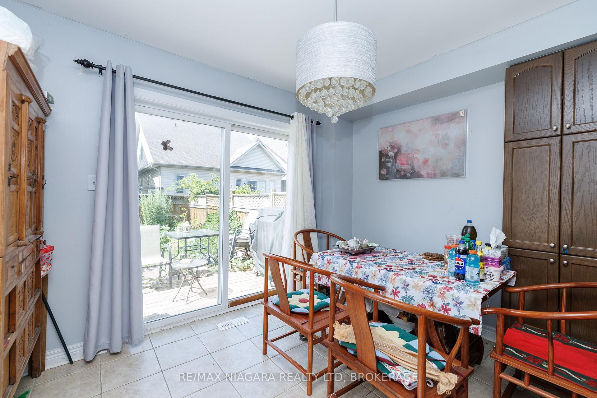 Photo 10 of 33 Colonel Lyall Street, St. Catharines, Secord Woods — HOMEH