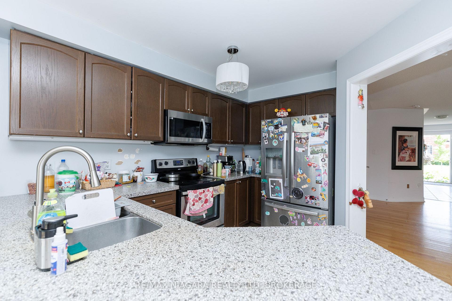 Photo 12 of 33 Colonel Lyall Street, St. Catharines, Secord Woods — HOMEH