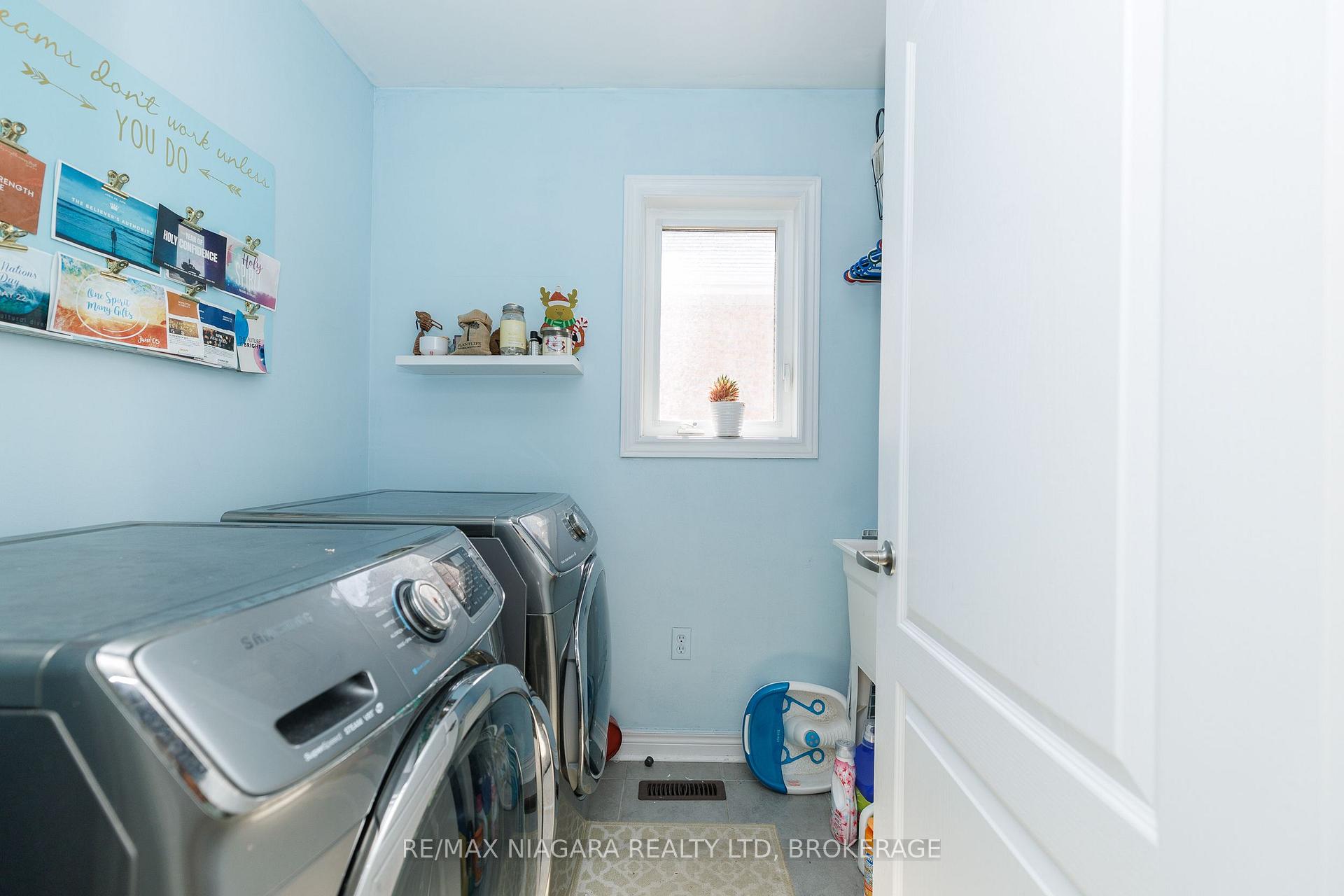 Photo 16 of 33 Colonel Lyall Street, St. Catharines, Secord Woods — HOMEH