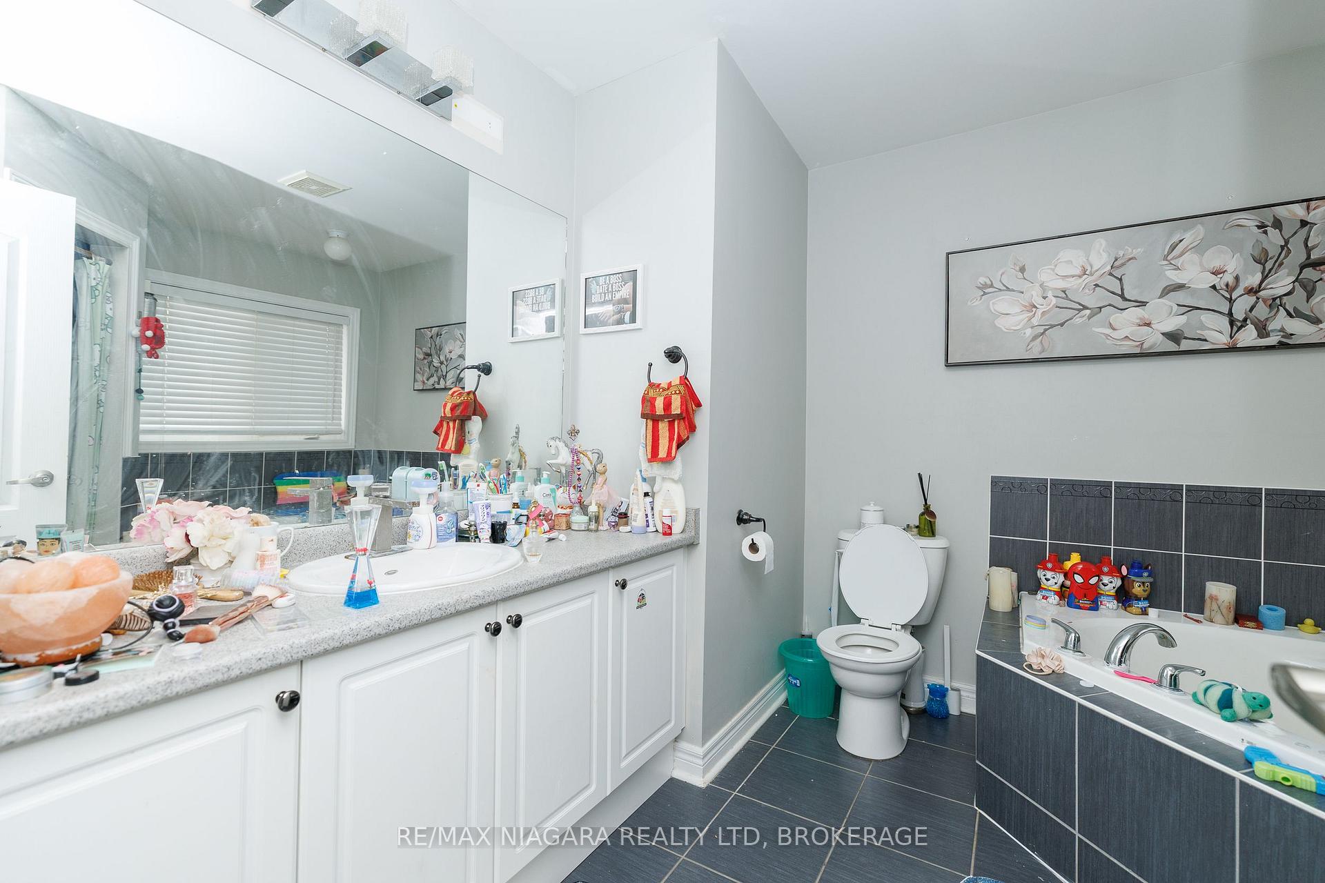 Photo 17 of 33 Colonel Lyall Street, St. Catharines, Secord Woods — HOMEH