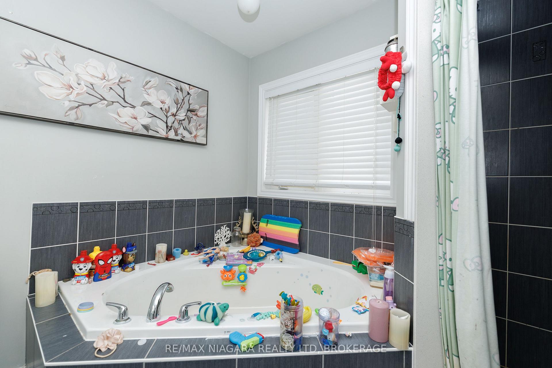 Photo 18 of 33 Colonel Lyall Street, St. Catharines, Secord Woods — HOMEH
