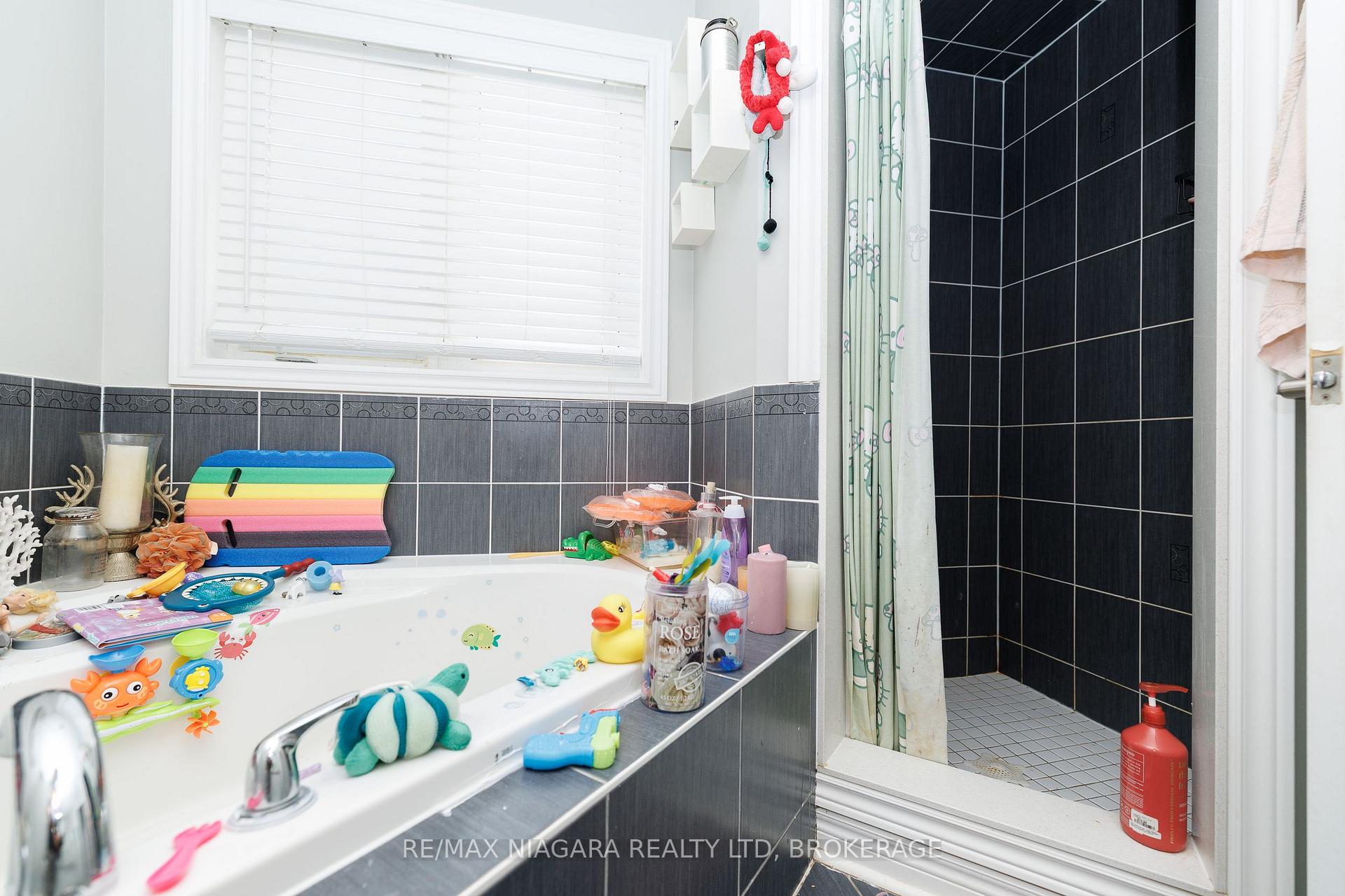 Photo 19 of 33 Colonel Lyall Street, St. Catharines, Secord Woods — HOMEH