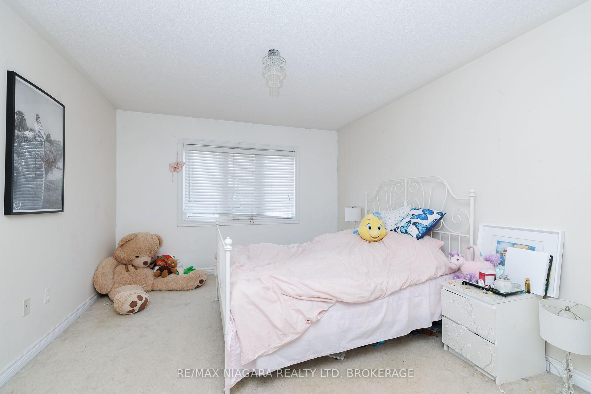 Photo 20 of 33 Colonel Lyall Street, St. Catharines, Secord Woods — HOMEH