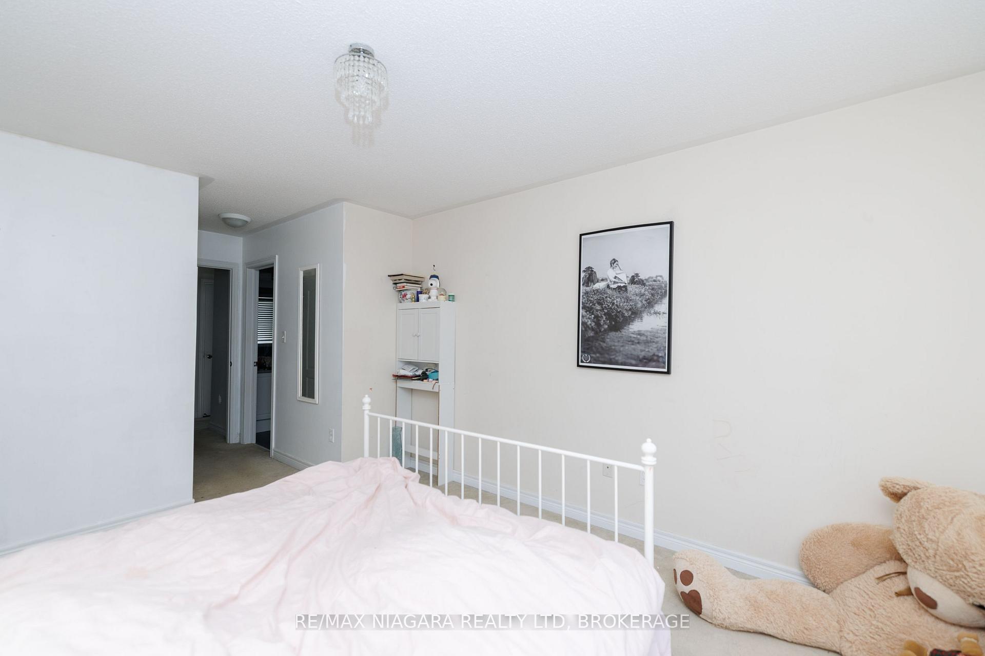 Photo 21 of 33 Colonel Lyall Street, St. Catharines, Secord Woods — HOMEH