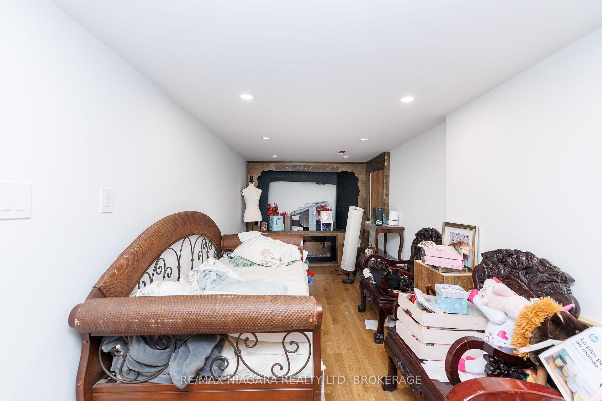 Photo 22 of 33 Colonel Lyall Street, St. Catharines, Secord Woods — HOMEH