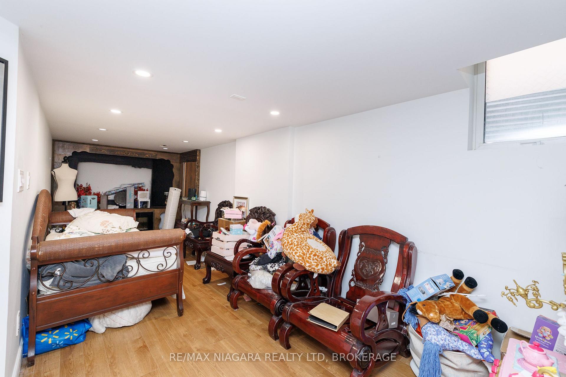 Photo 23 of 33 Colonel Lyall Street, St. Catharines, Secord Woods — HOMEH