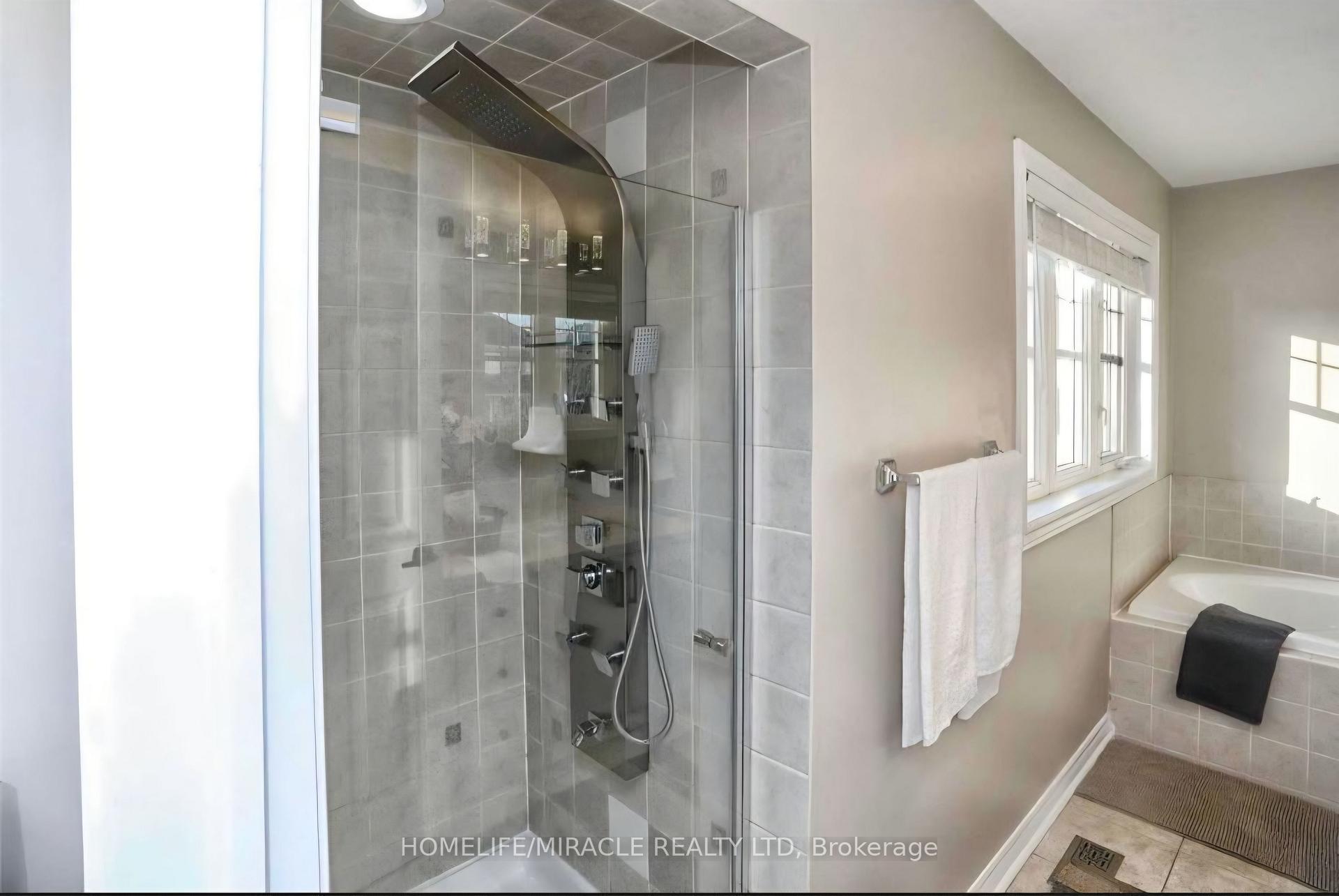 Photo 15 of 71 Pantomine Boulevard, Brampton, Bram West — HOMEH