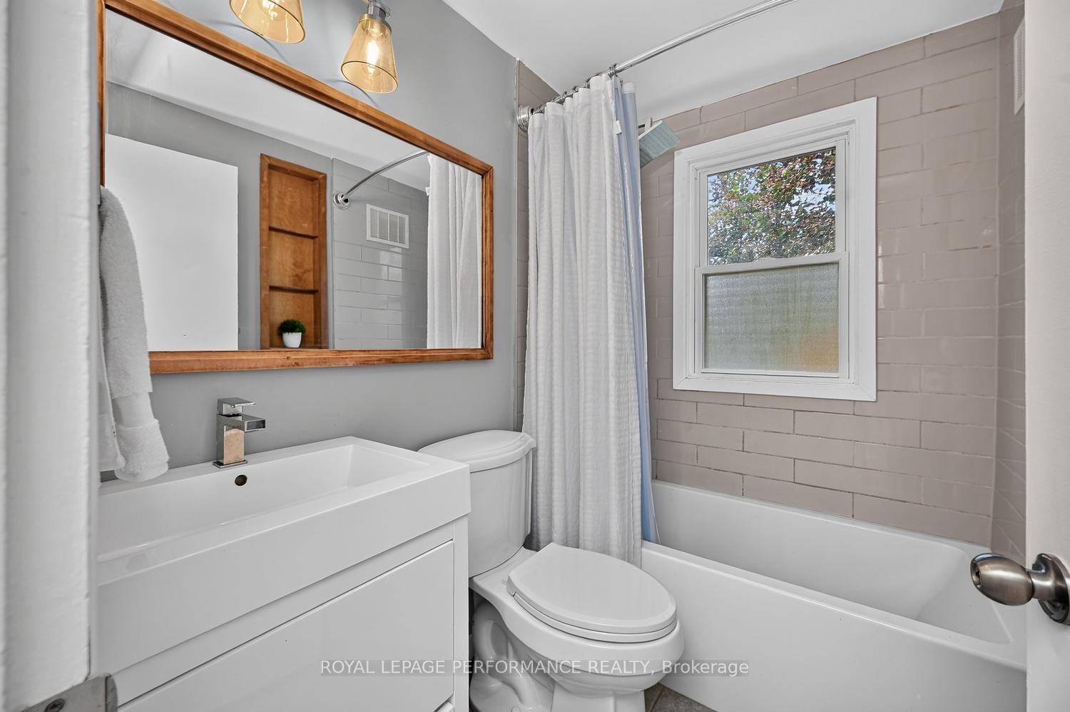 Photo 24 of 140 Begonia Avenue, Ottawa, Applewood Acres — HOMEH