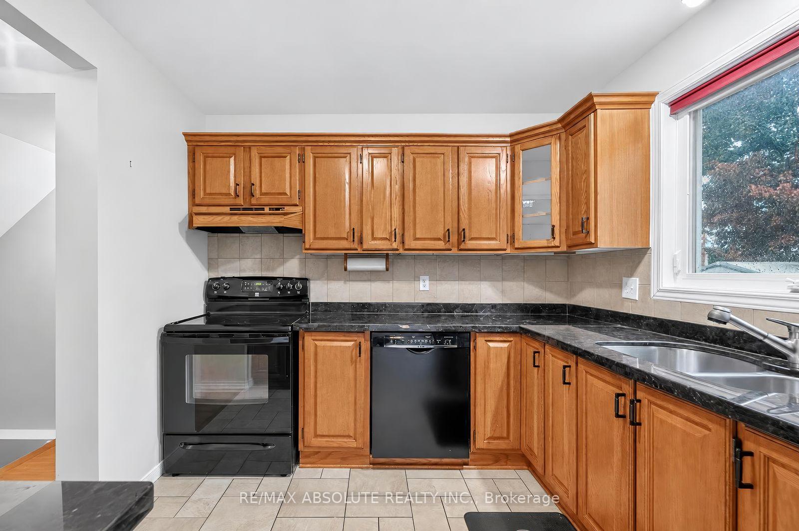 Photo 16 of 1475 Deavy Way, Ottawa, Bilberry Creek/Queenswood Heights — HOMEH
