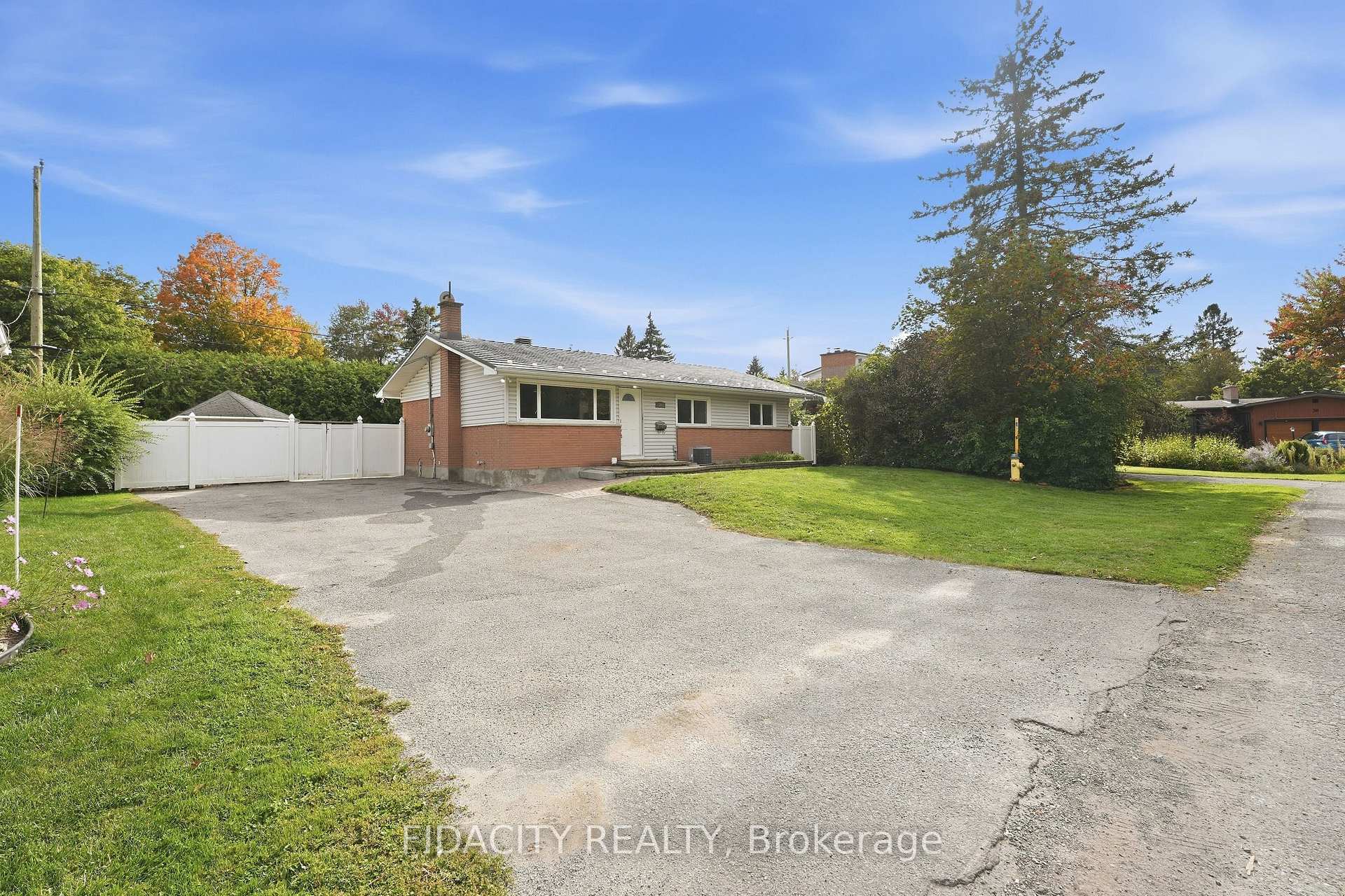 Photo 2 of 34 Stinson Avenue, Ottawa, Lynwood Village — HOMEH