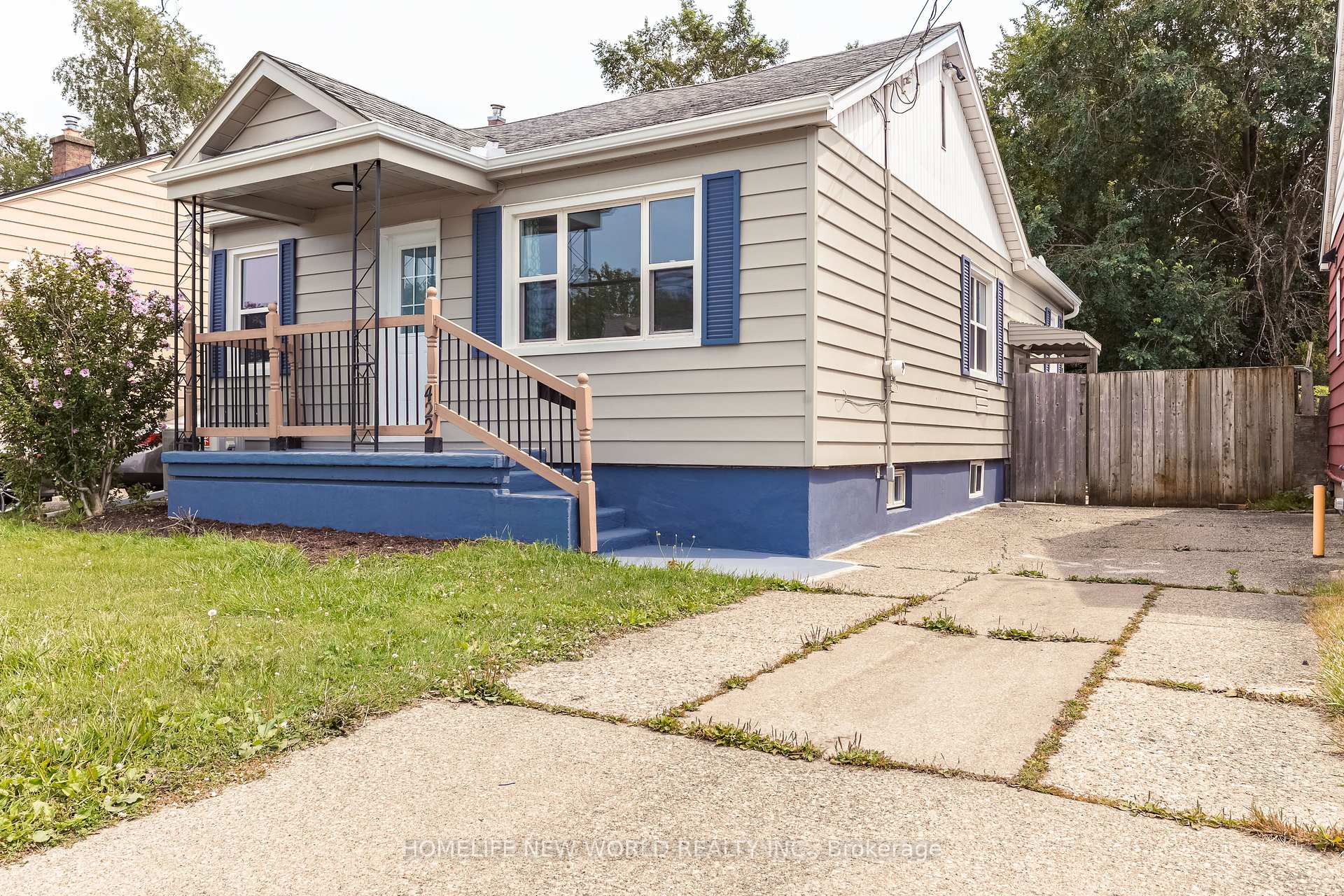 Photo 2 of 422 Welland Avenue, St. Catharines, Facer — HOMEH